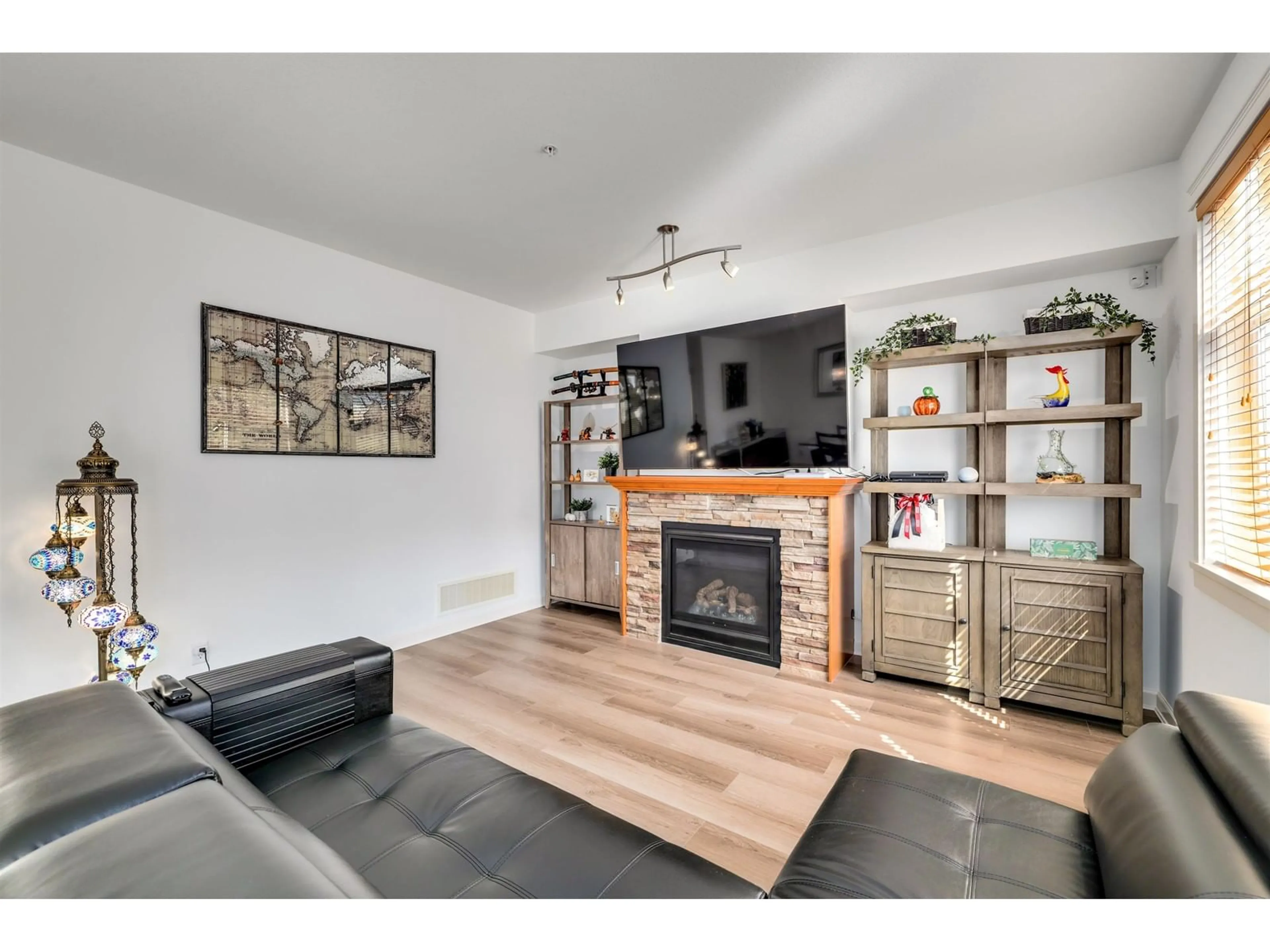 Living room with furniture, wood/laminate floor for 126 - 8068 207, Langley British Columbia V2Y0M9
