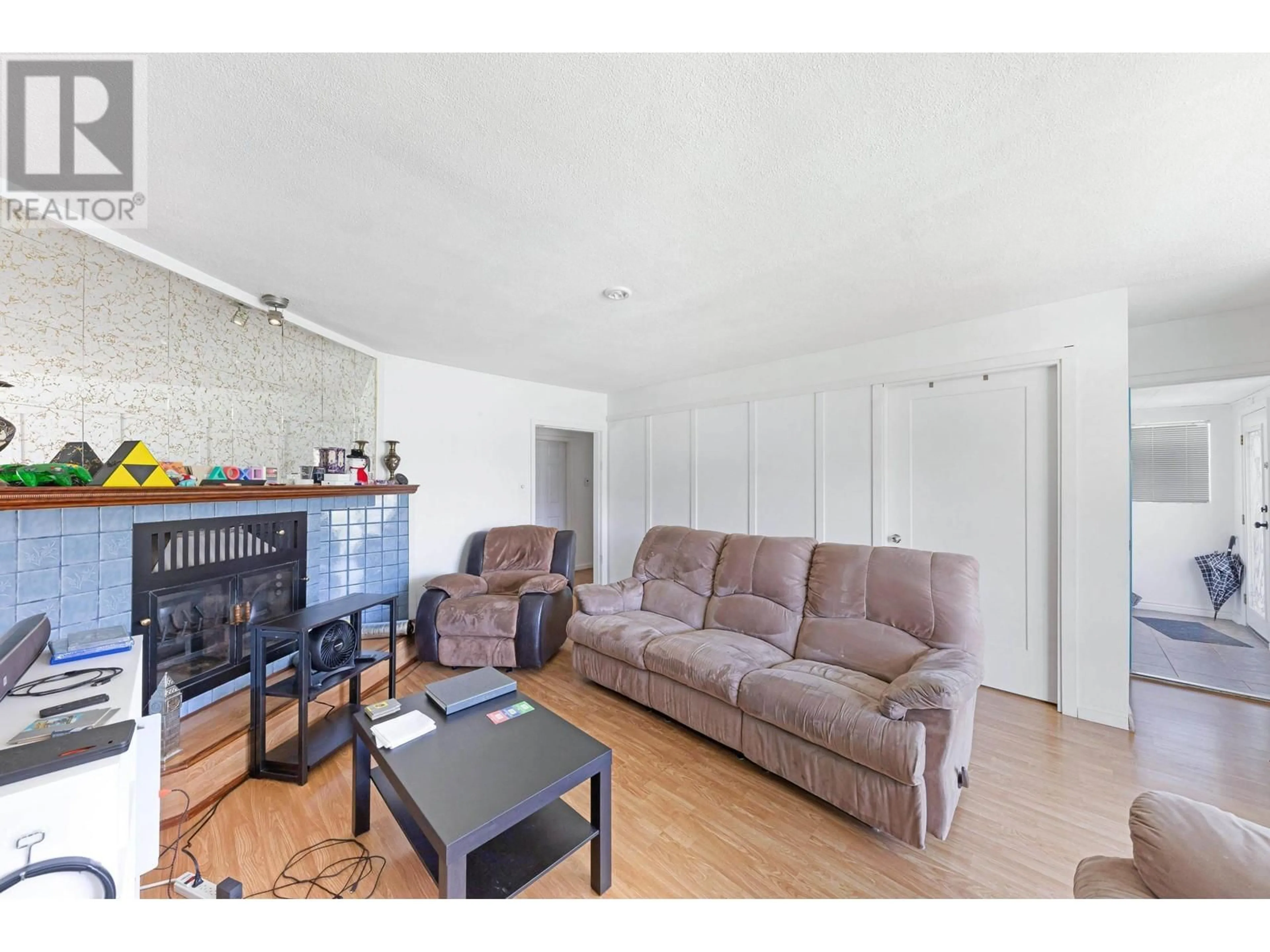 Living room with furniture, wood/laminate floor for 6777 KERR STREET, Vancouver British Columbia V5S3C7