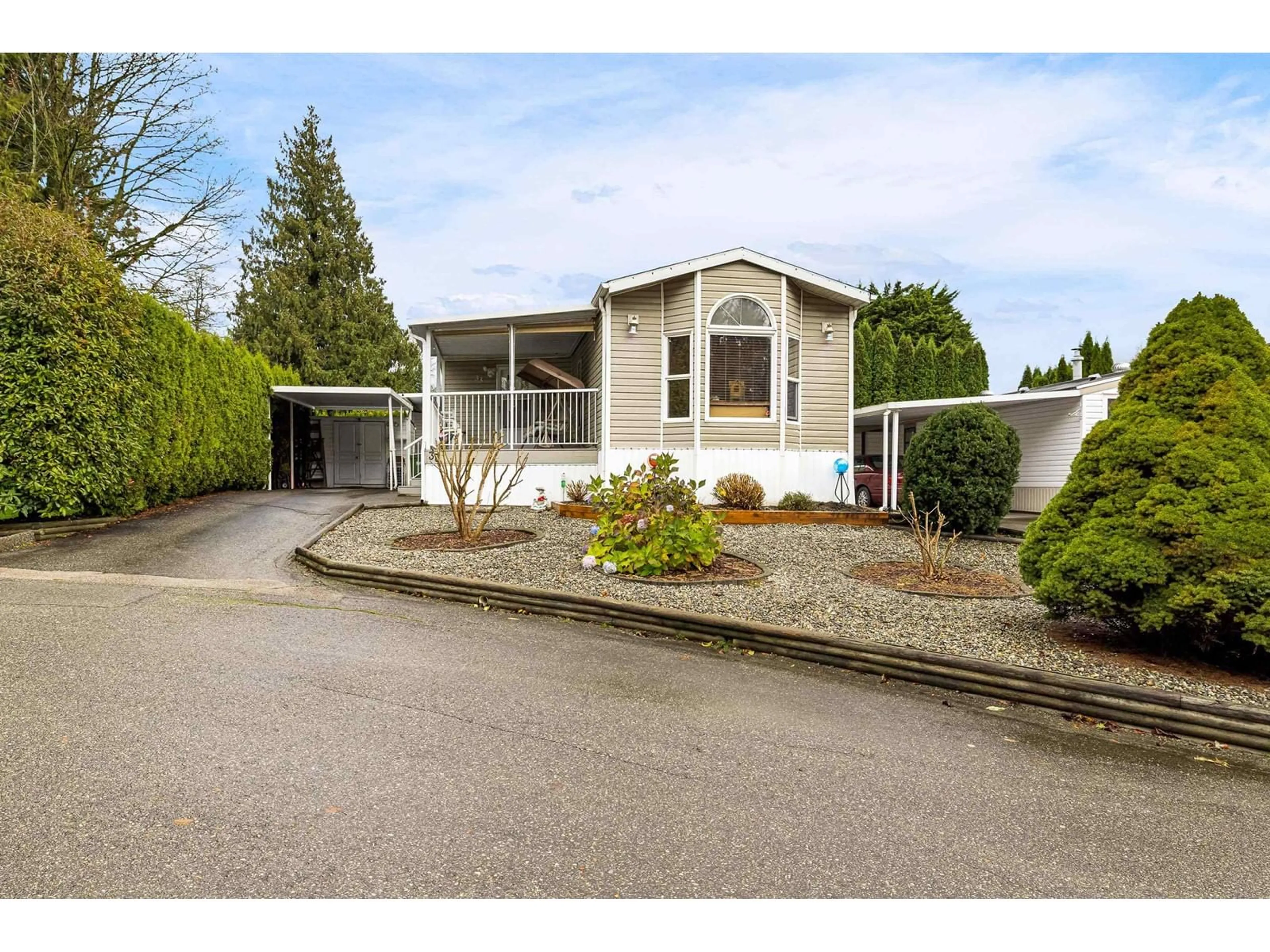 Home with vinyl exterior material, street for 33 - 2035 MARTENS, Abbotsford British Columbia V2T6M4