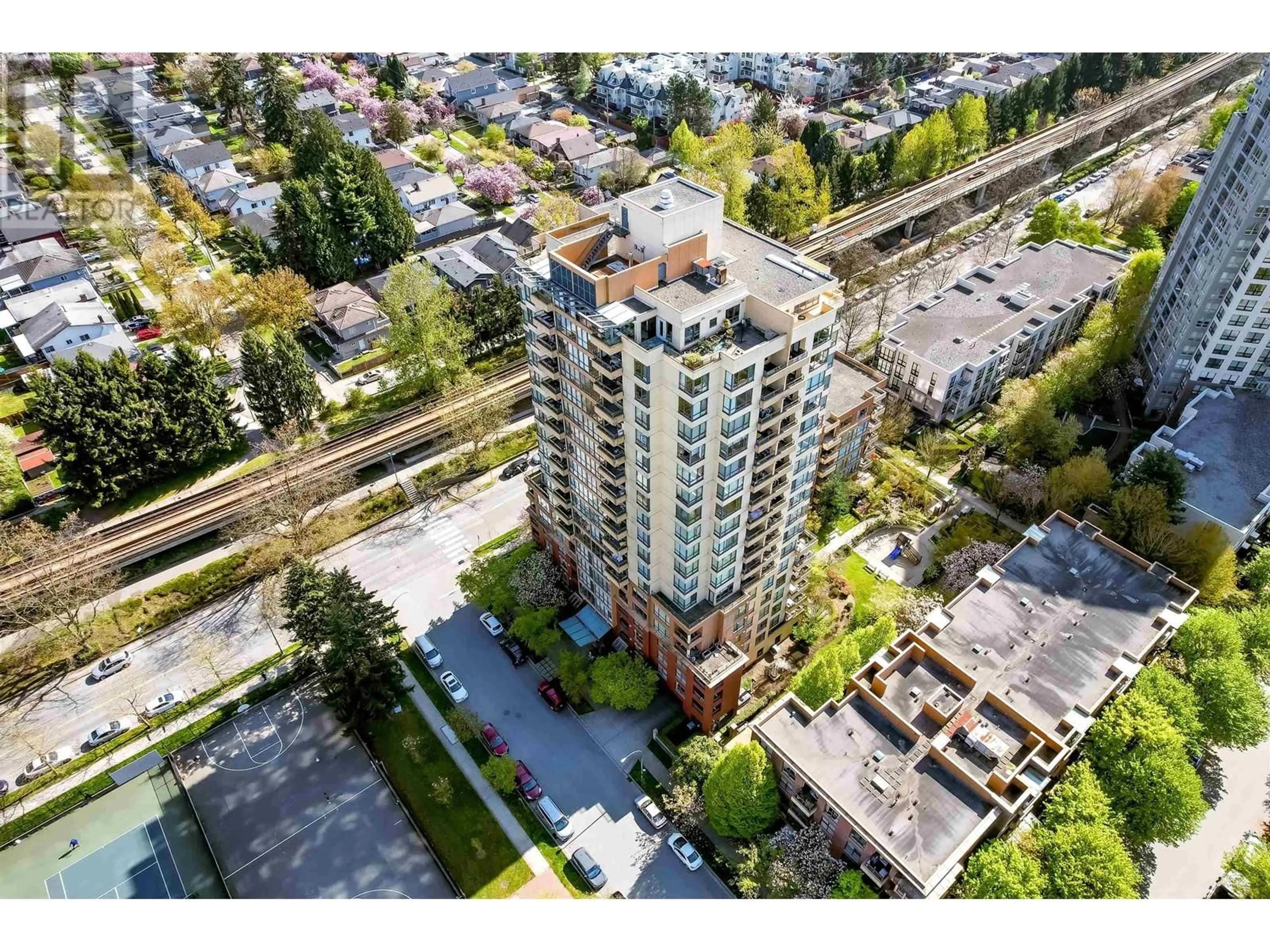 A pic from outside/outdoor area/front of a property/back of a property/a pic from drone, city buildings view from balcony for 408 - 5288 MELBOURNE STREET, Vancouver British Columbia V5R6E6
