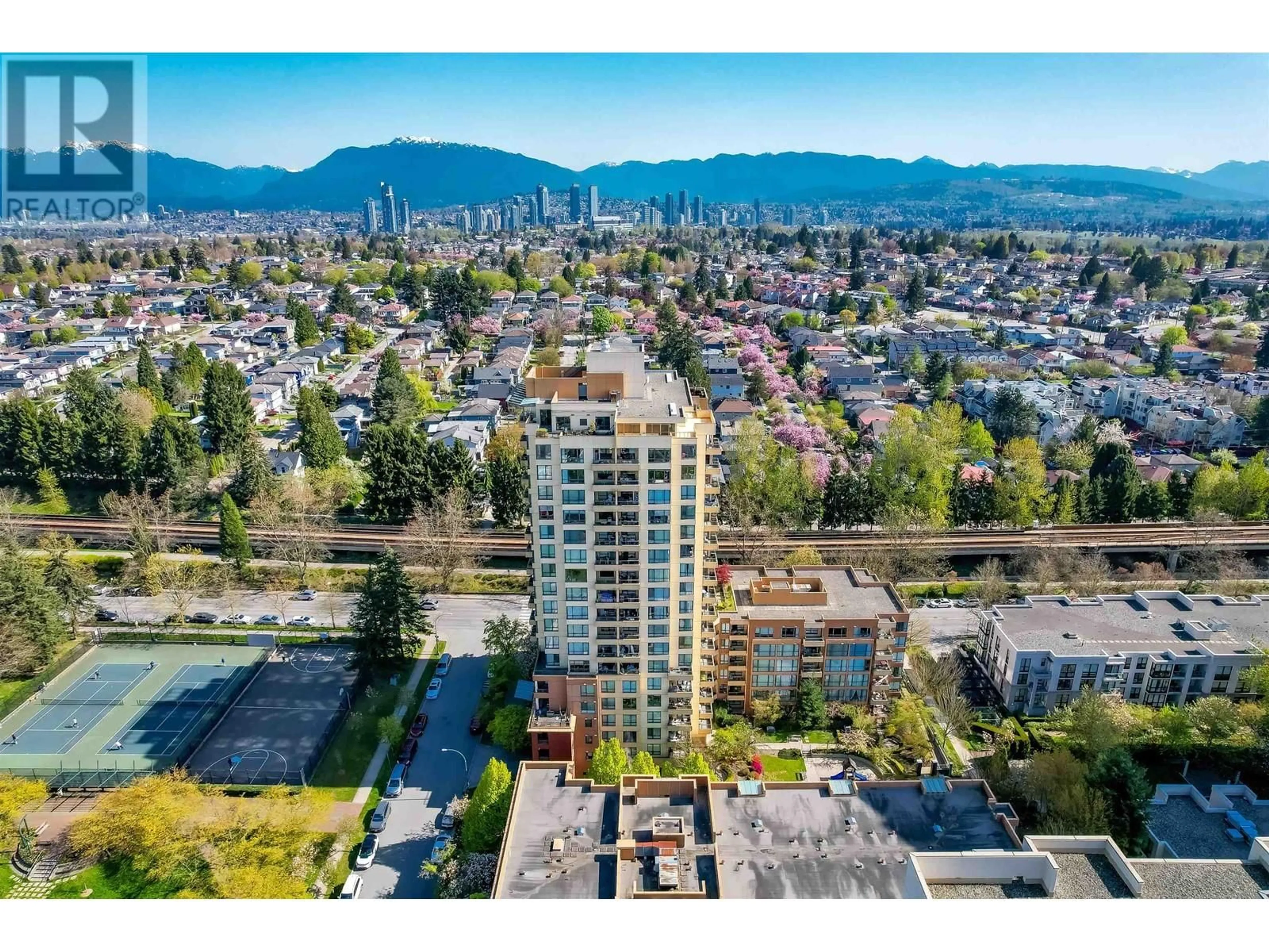 A pic from outside/outdoor area/front of a property/back of a property/a pic from drone, city buildings view from balcony for 408 - 5288 MELBOURNE STREET, Vancouver British Columbia V5R6E6