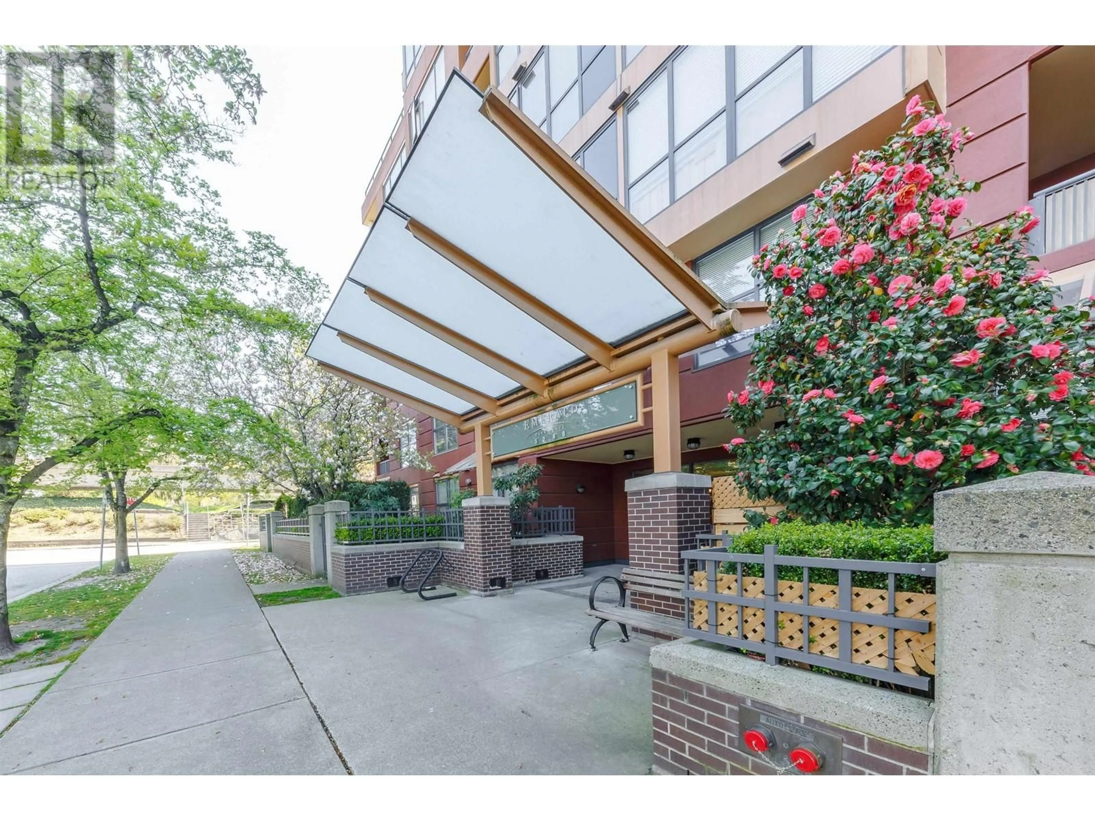 Indoor foyer for 408 - 5288 MELBOURNE STREET, Vancouver British Columbia V5R6E6