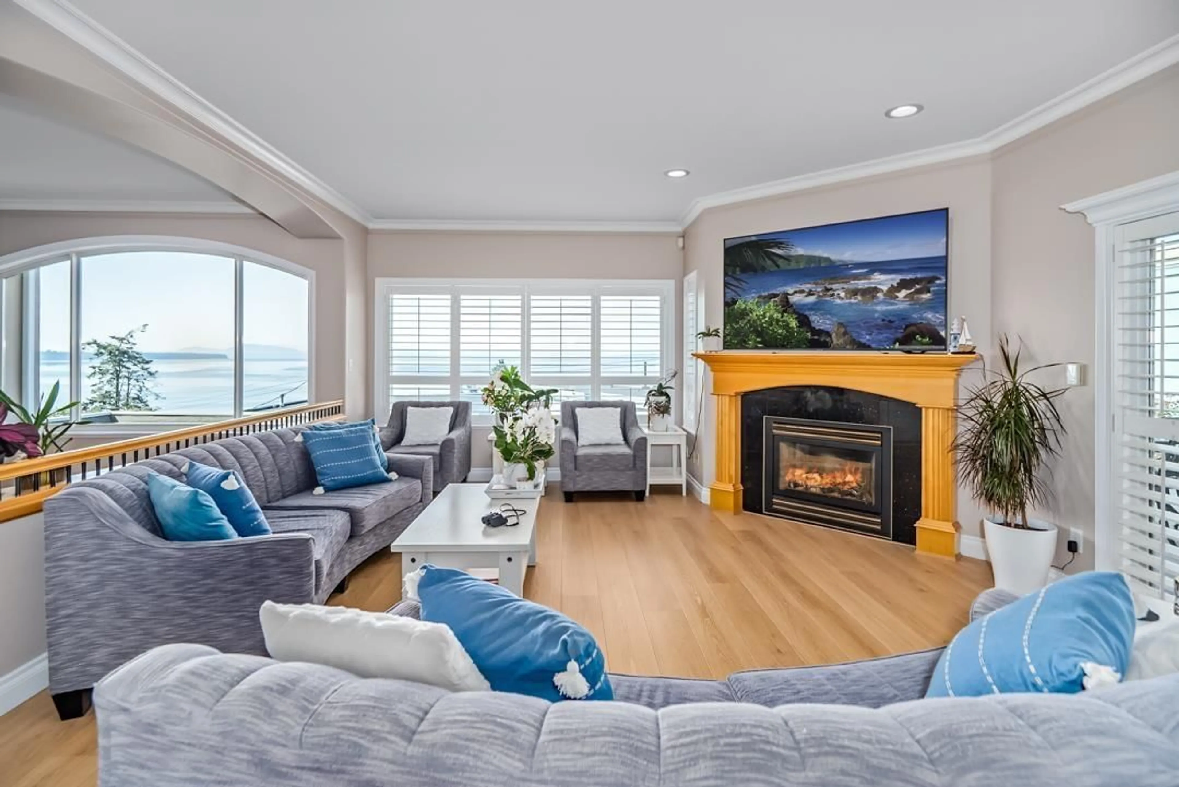 Living room with furniture, unknown for 14433 SUNSET, White Rock British Columbia V4B5J7