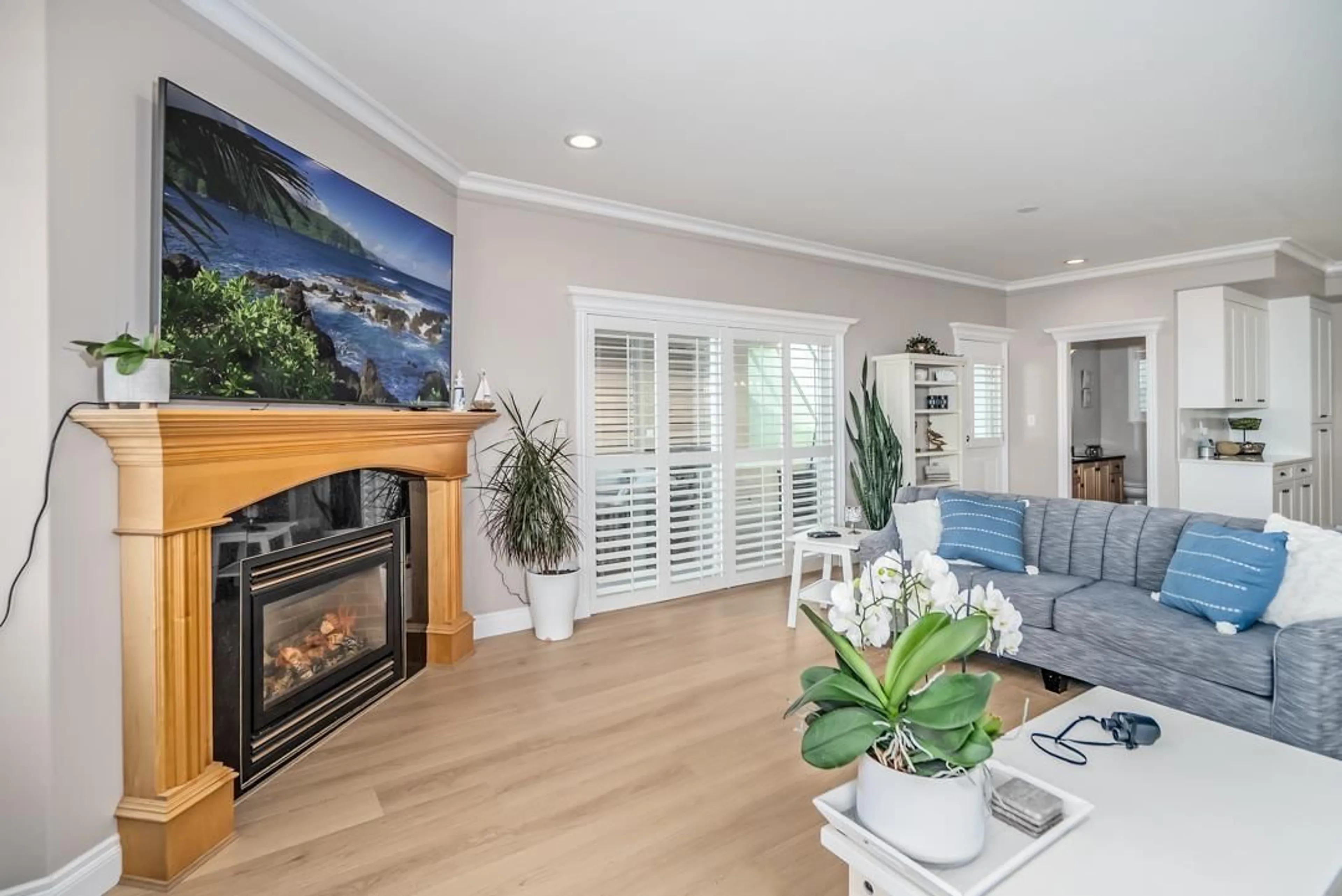 Living room with furniture, wood/laminate floor for 14433 SUNSET, White Rock British Columbia V4B5J7