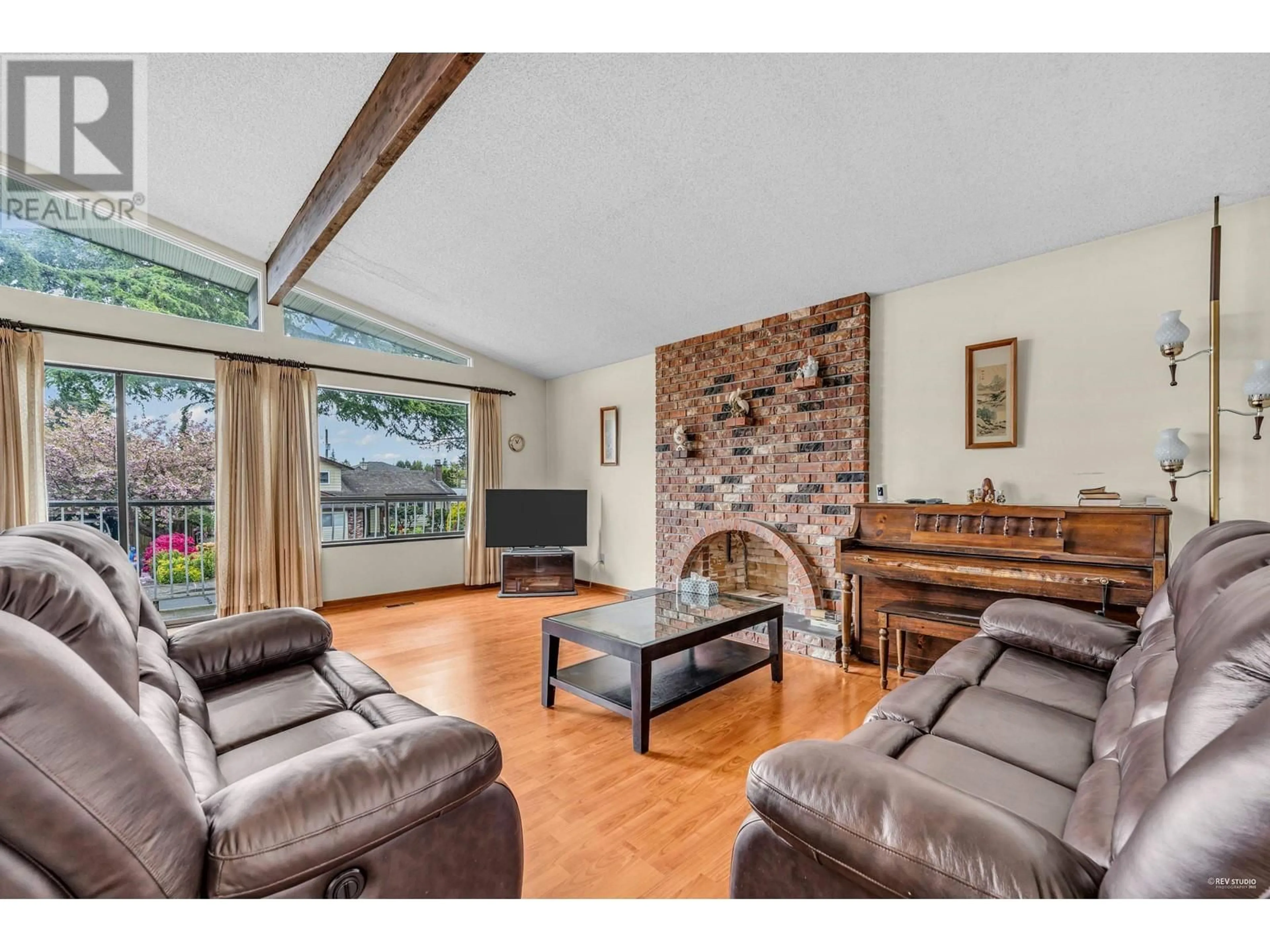 Living room with furniture, wood/laminate floor for 10671 ANAHIM DRIVE, Richmond British Columbia V7A3C6
