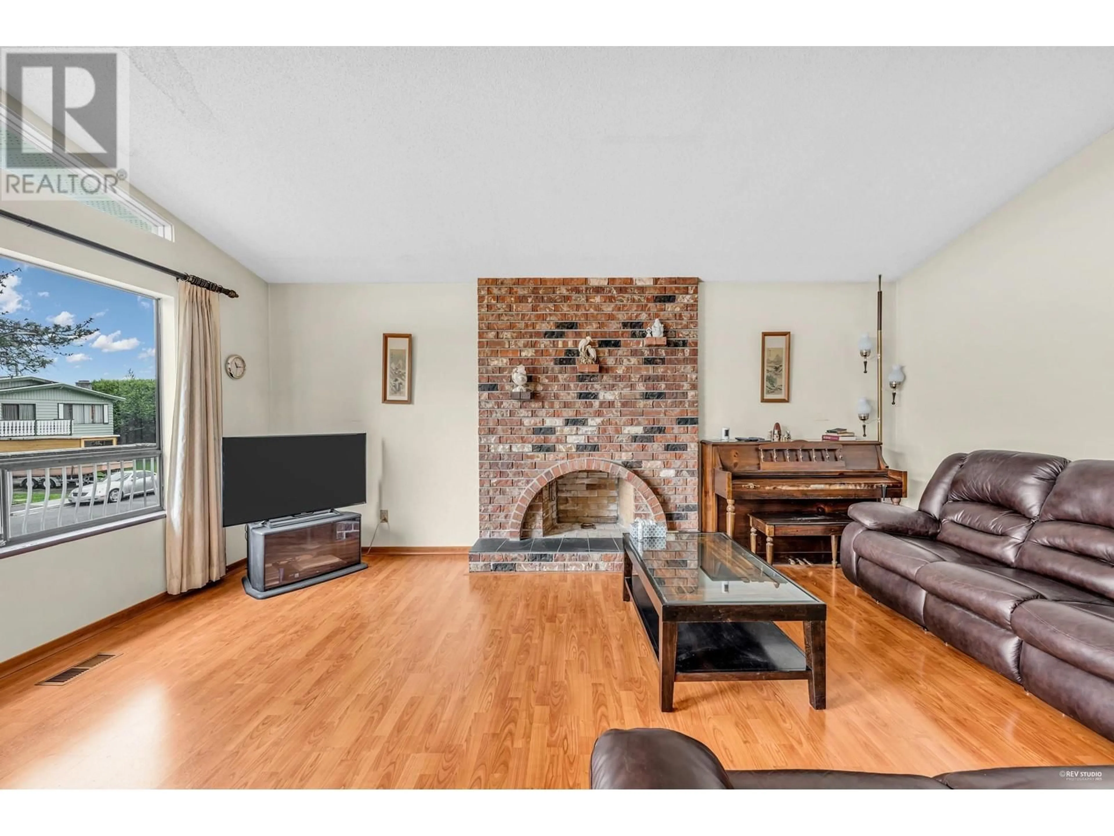 Living room with furniture, wood/laminate floor for 10671 ANAHIM DRIVE, Richmond British Columbia V7A3C6