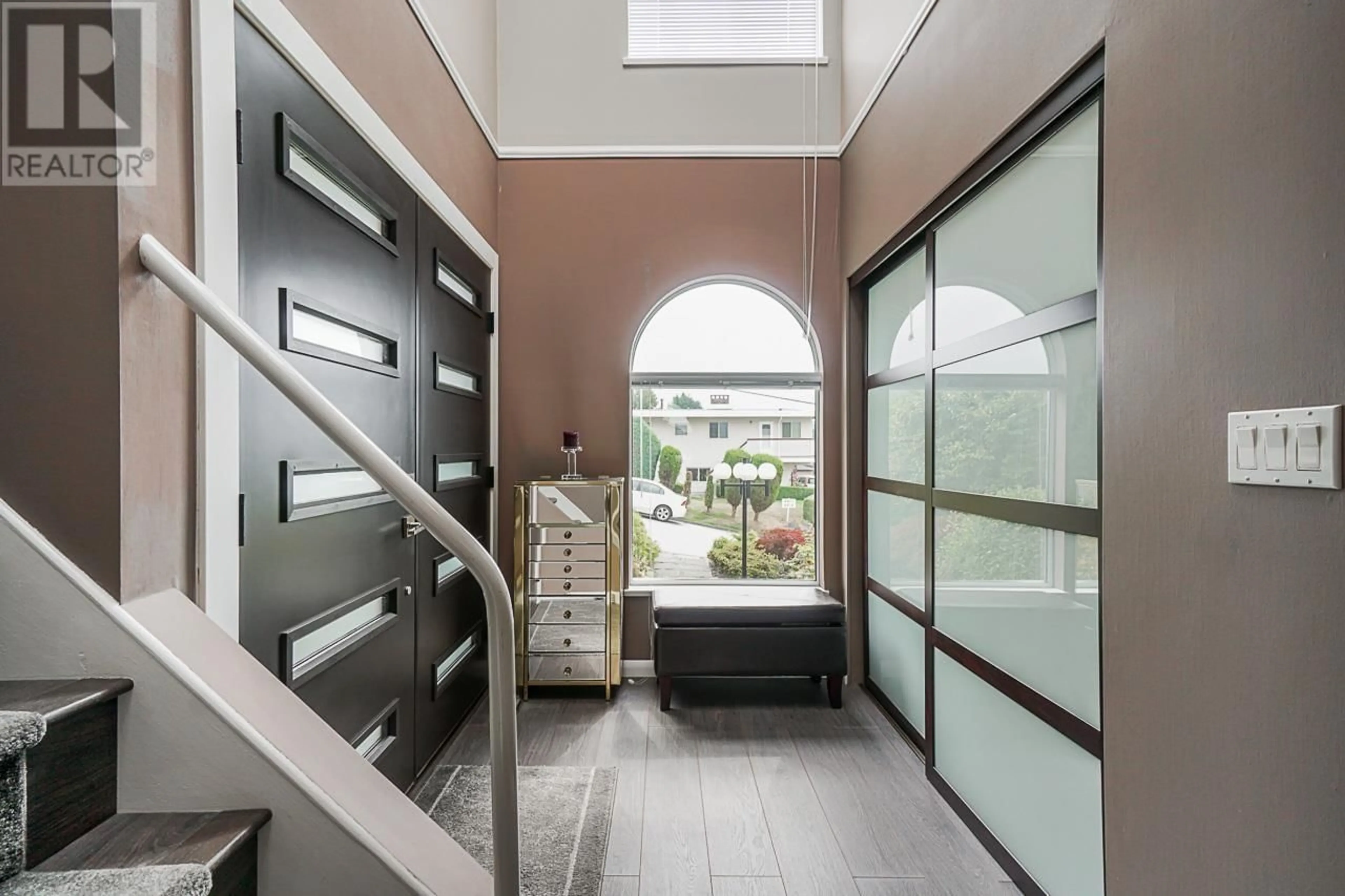 Indoor entryway for 4863 CAMBRIDGE STREET, Burnaby British Columbia V5C1H9