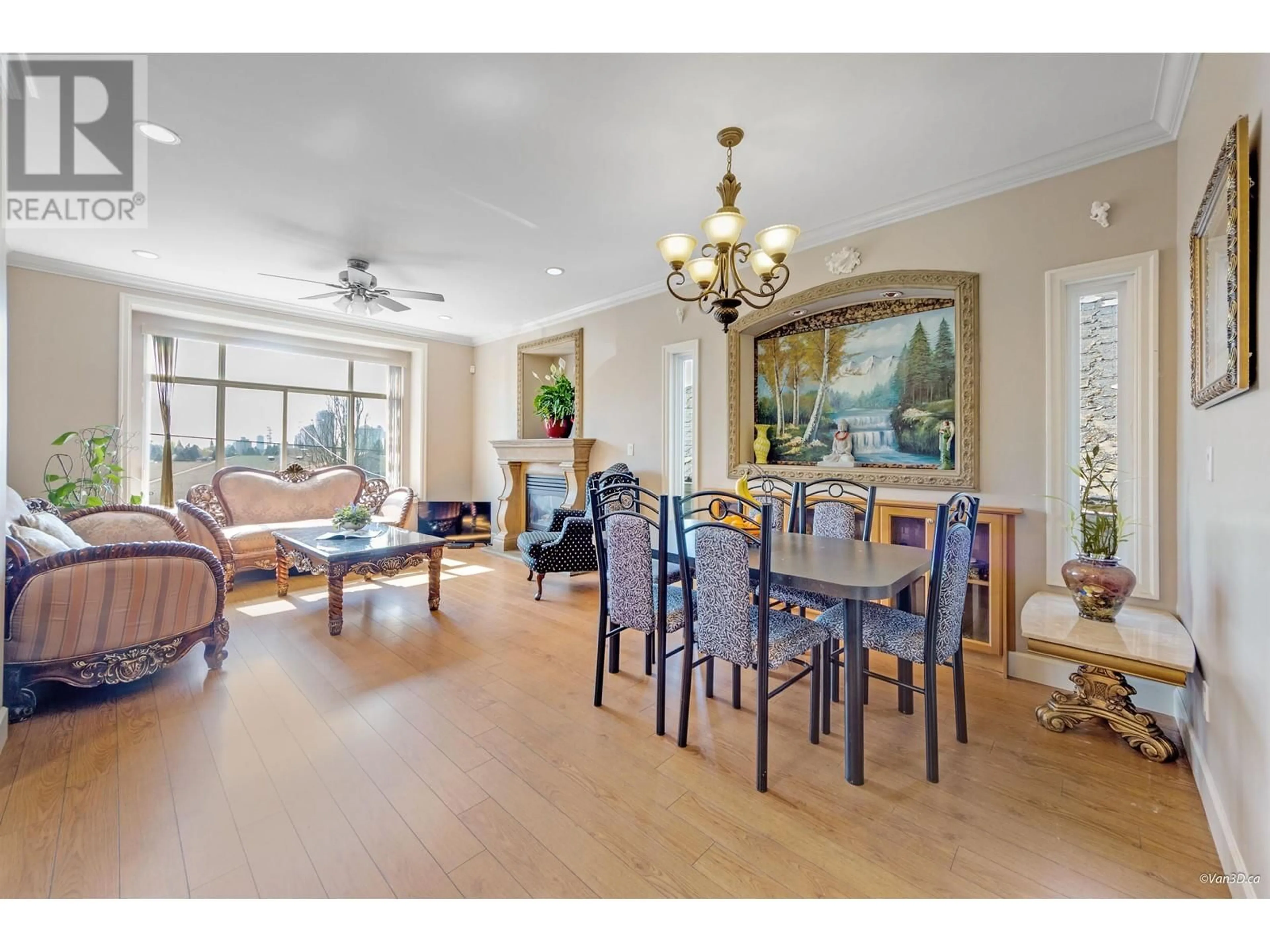 Dining room, wood/laminate floor for 7987 13TH AVENUE, Burnaby British Columbia V3N2E8