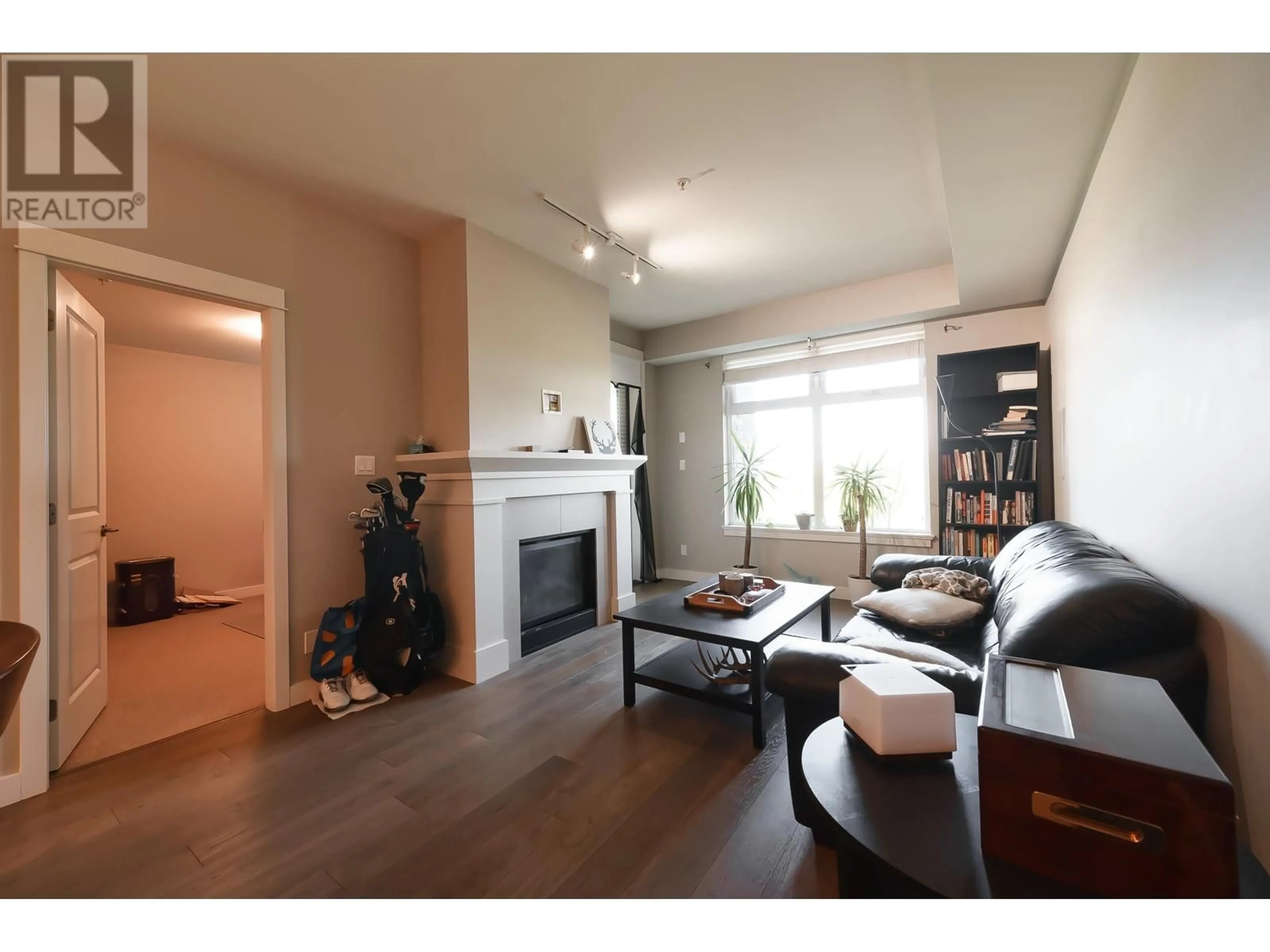 Living room with furniture, wood/laminate floor for 207 - 4977 SPRINGS BOULEVARD, Tsawwassen British Columbia V4M0C1