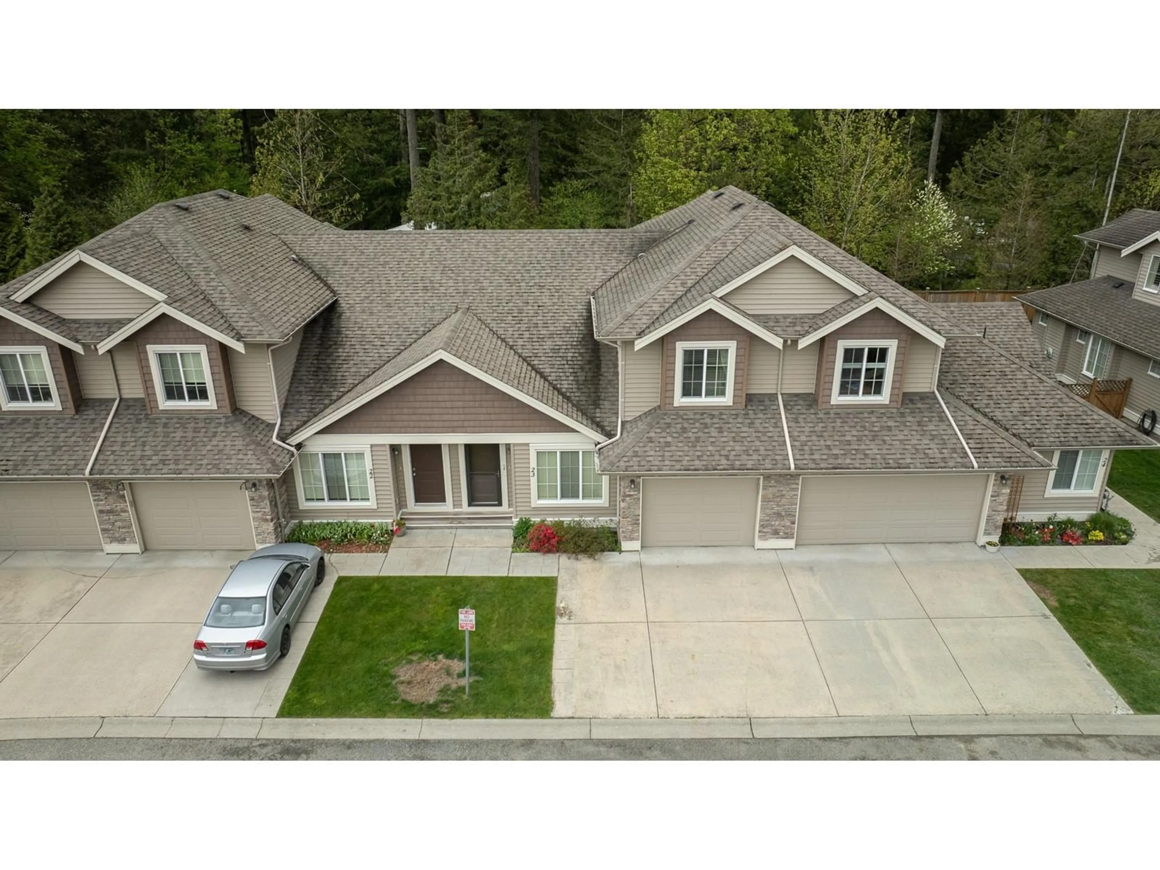 A pic from outside/outdoor area/front of a property/back of a property/a pic from drone, street for 23 - 1175 7TH AVENUE, Hope British Columbia V0X1L4