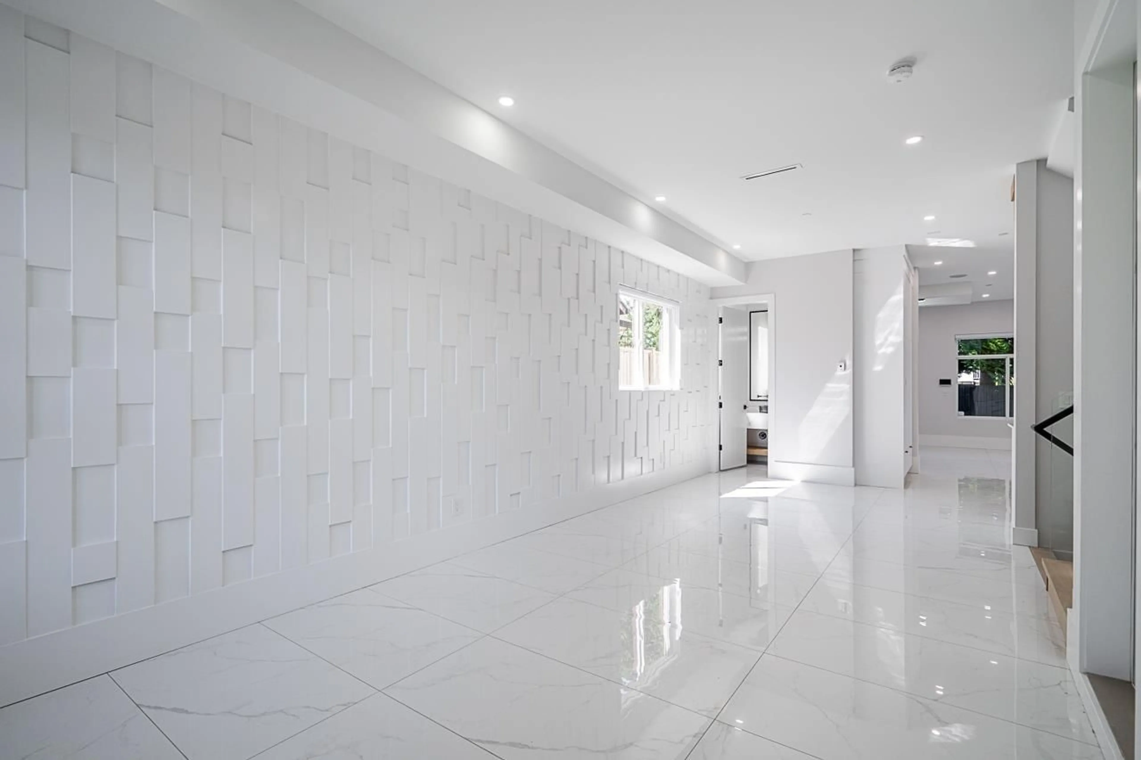 Indoor foyer for 15673 THRIFT, White Rock British Columbia V4B2M3
