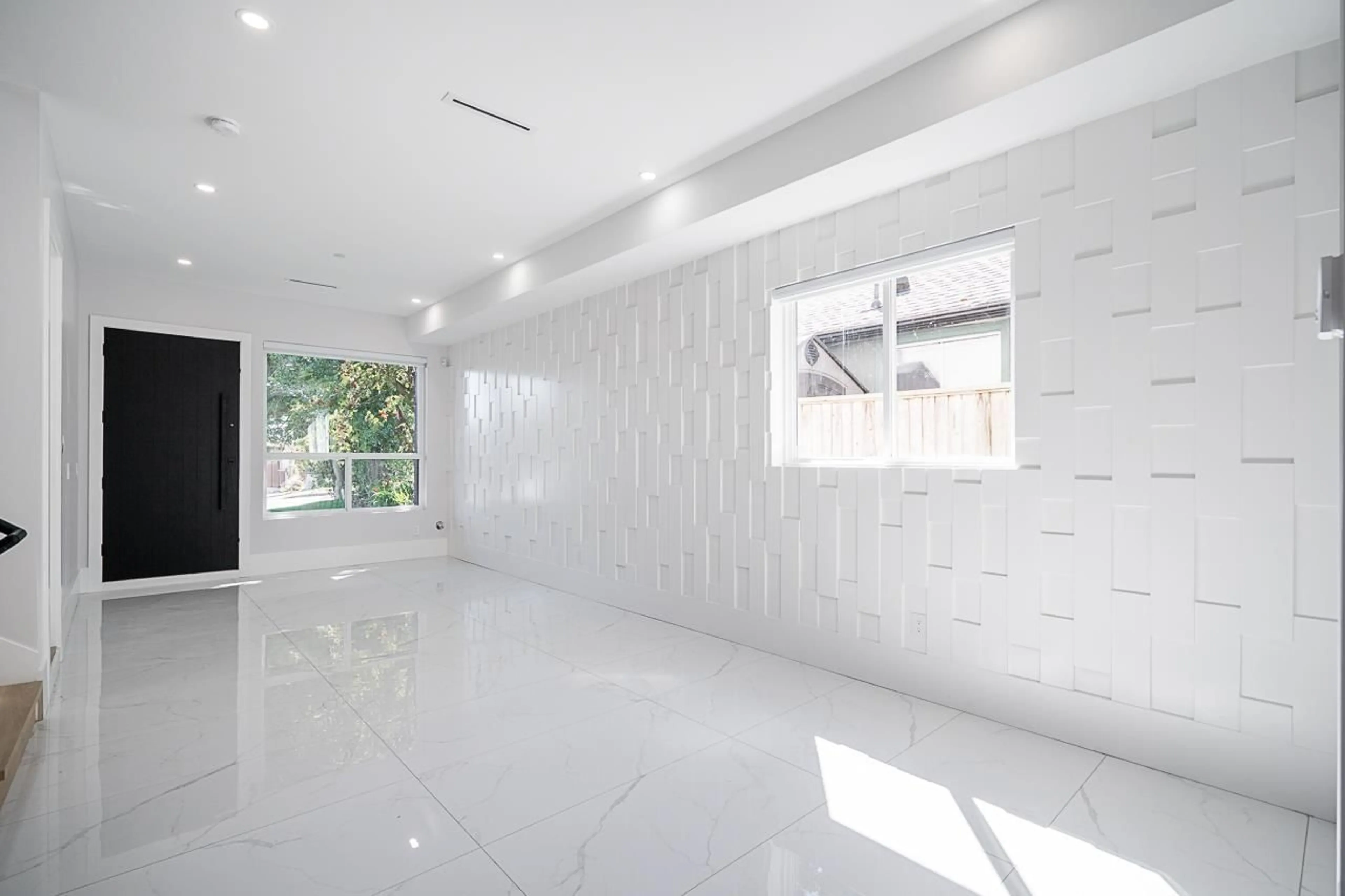Indoor foyer for 15673 THRIFT, White Rock British Columbia V4B2M3