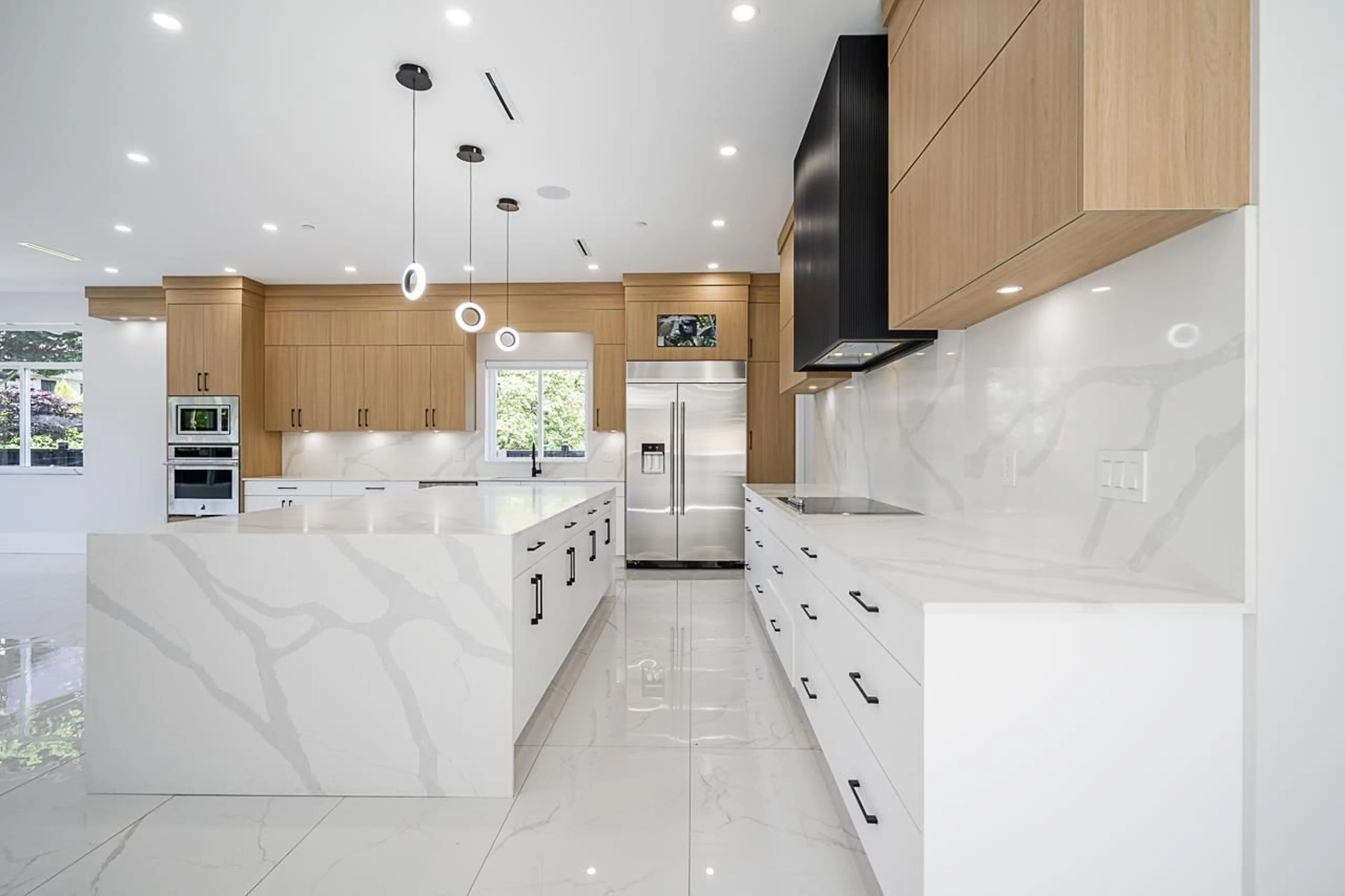 Contemporary kitchen, ceramic/tile floor for 15673 THRIFT, White Rock British Columbia V4B2M3