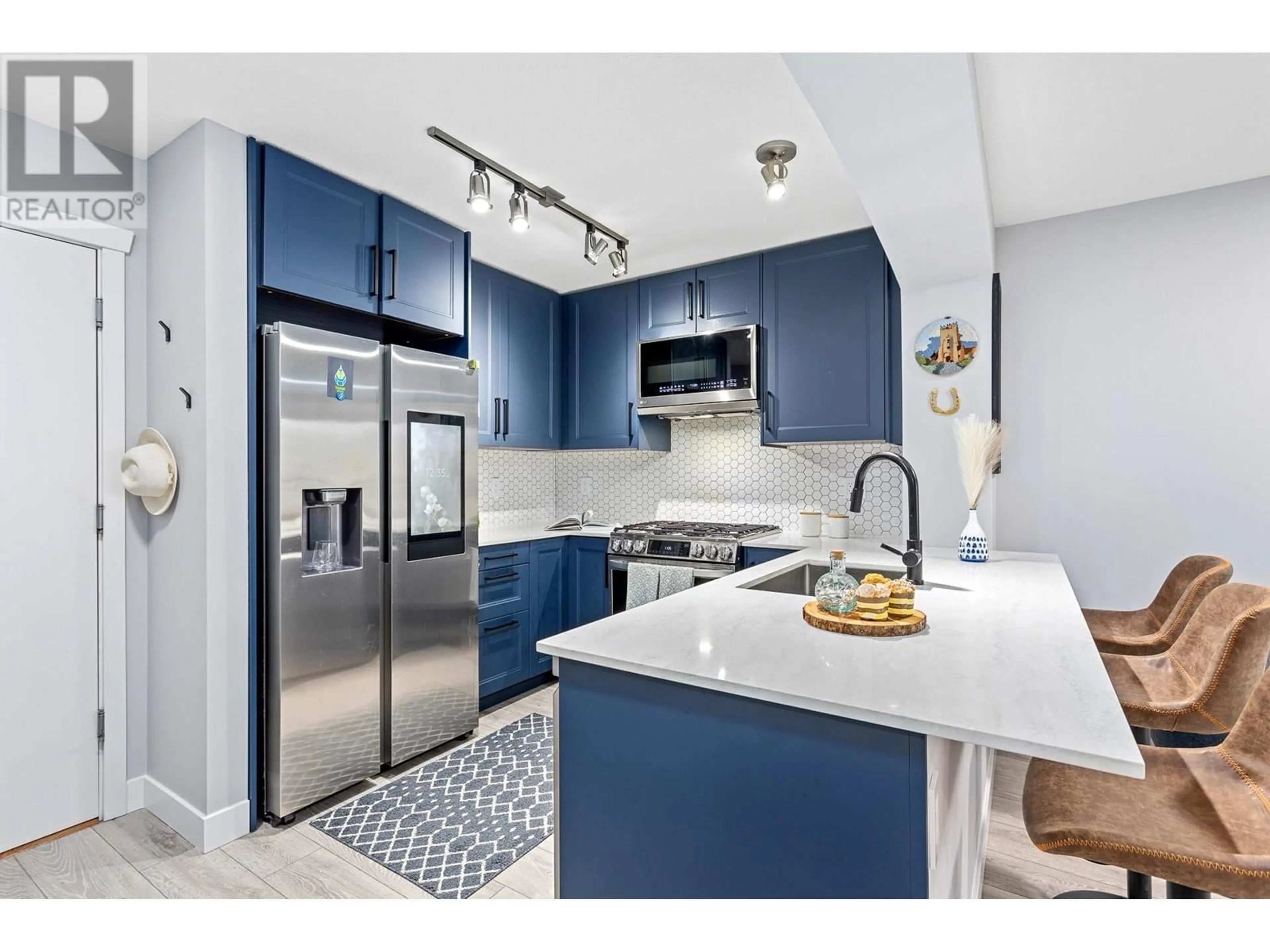 Open concept kitchen, ceramic/tile floor for 406 - 2968 SILVER SPRINGS BOULEVARD, Coquitlam British Columbia V3E3S2