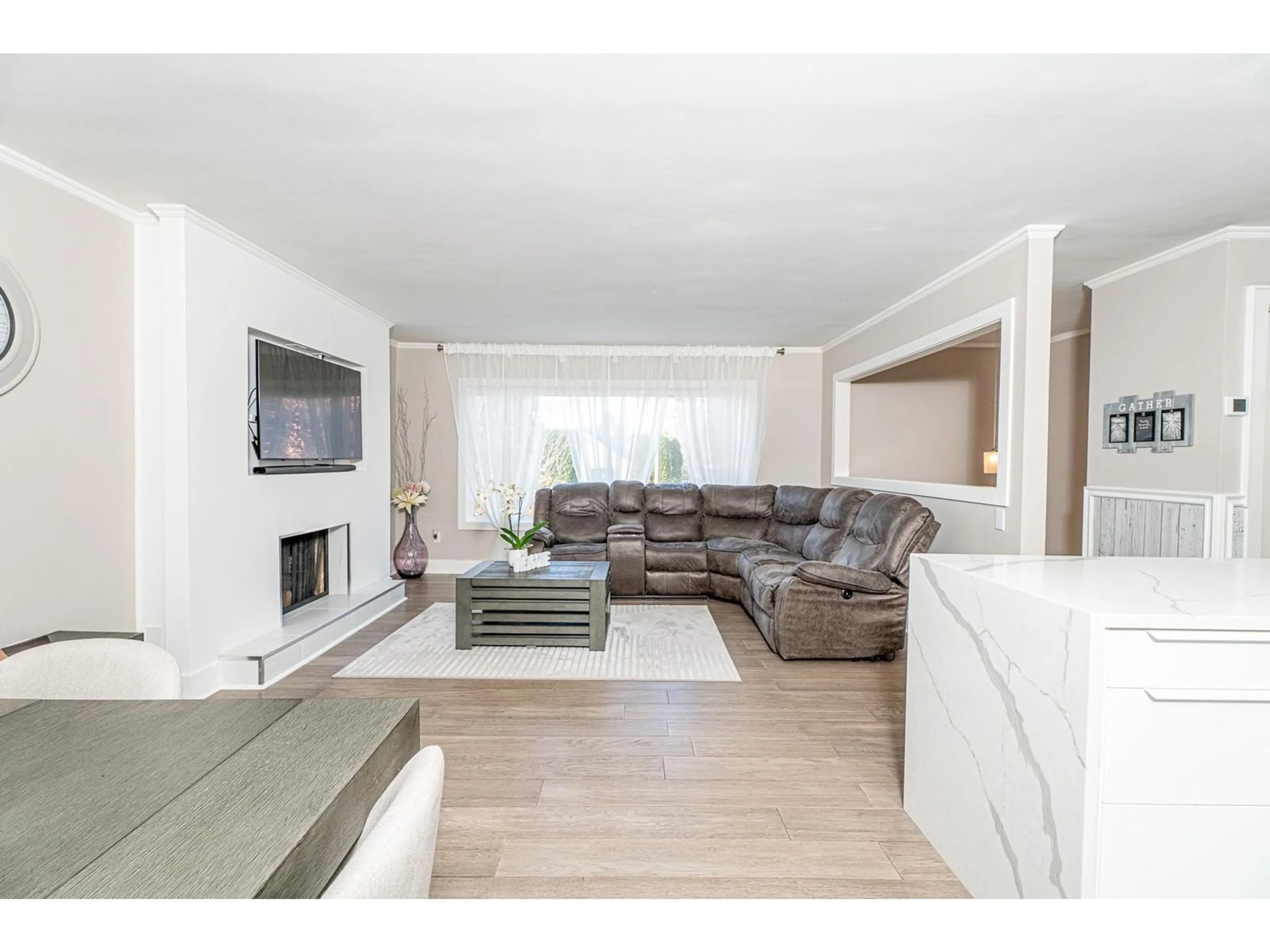 Living room with furniture, wood/laminate floor for 26472 29, Langley British Columbia V4W3A9