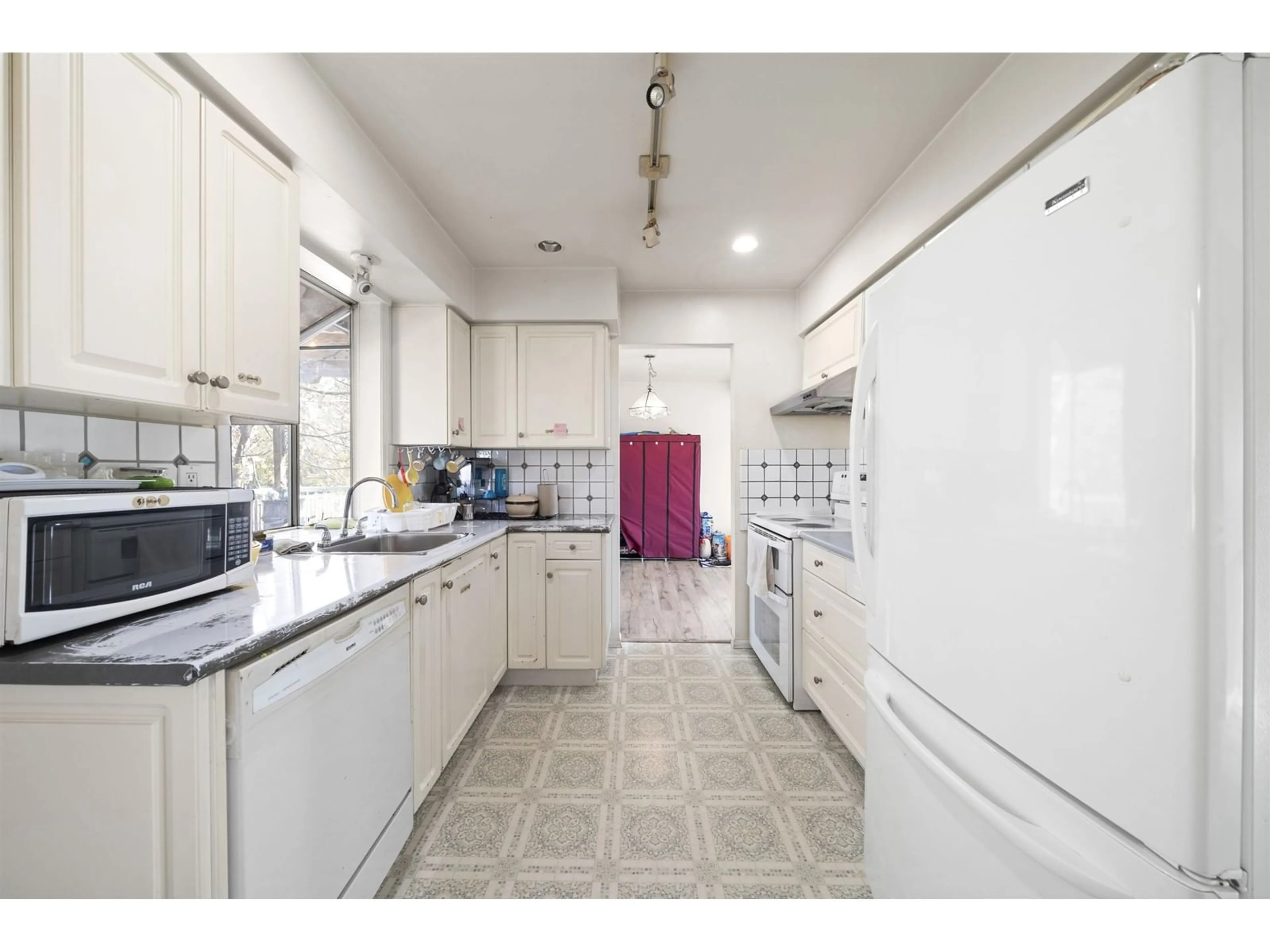 Standard kitchen, ceramic/tile floor for 7924 110A, Delta British Columbia V4C4K6