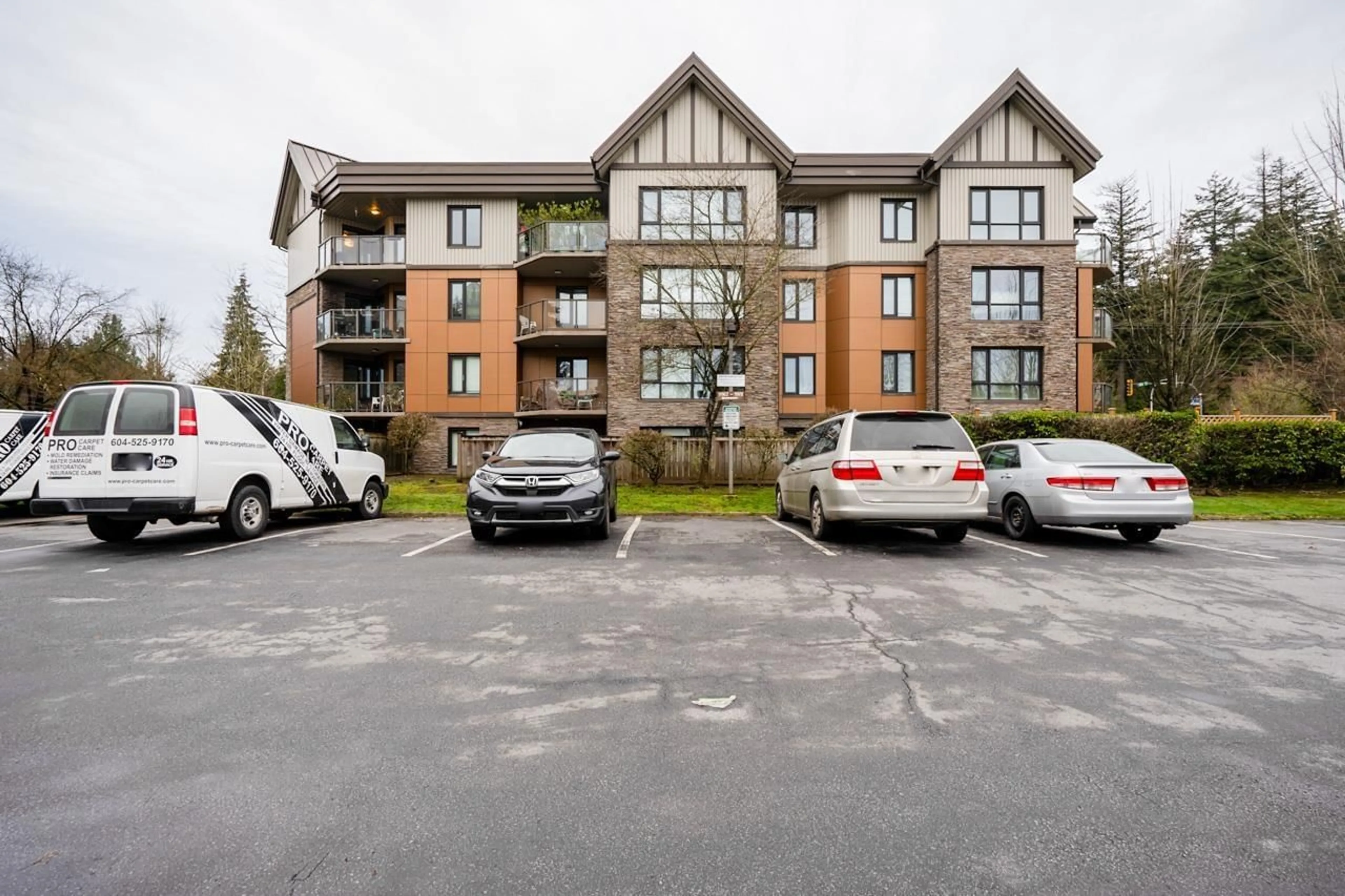 A pic from outside/outdoor area/front of a property/back of a property/a pic from drone, unknown for 406 - 9978 148, Surrey British Columbia V3R0P9