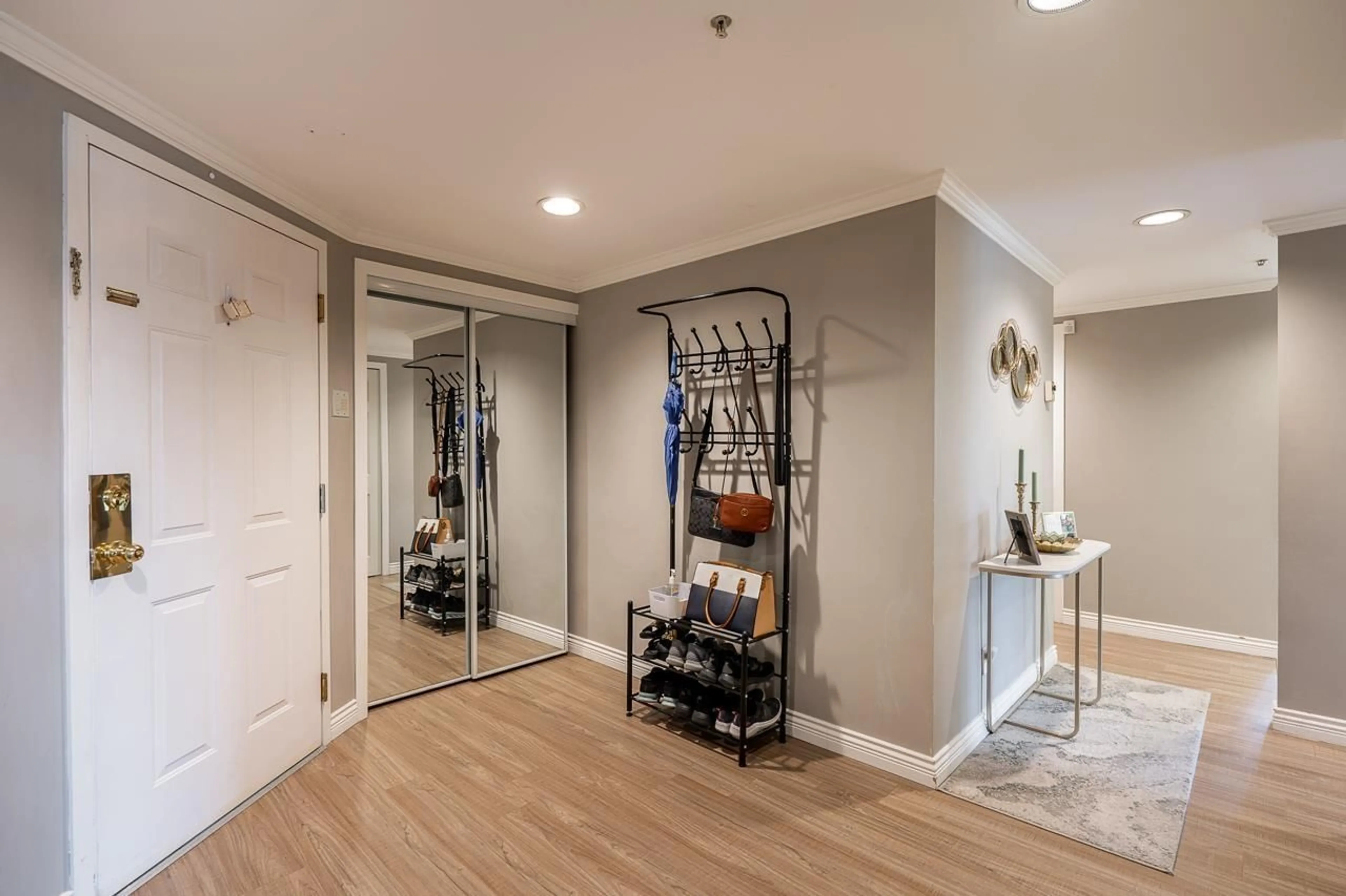 Indoor entryway for 406 - 9978 148, Surrey British Columbia V3R0P9