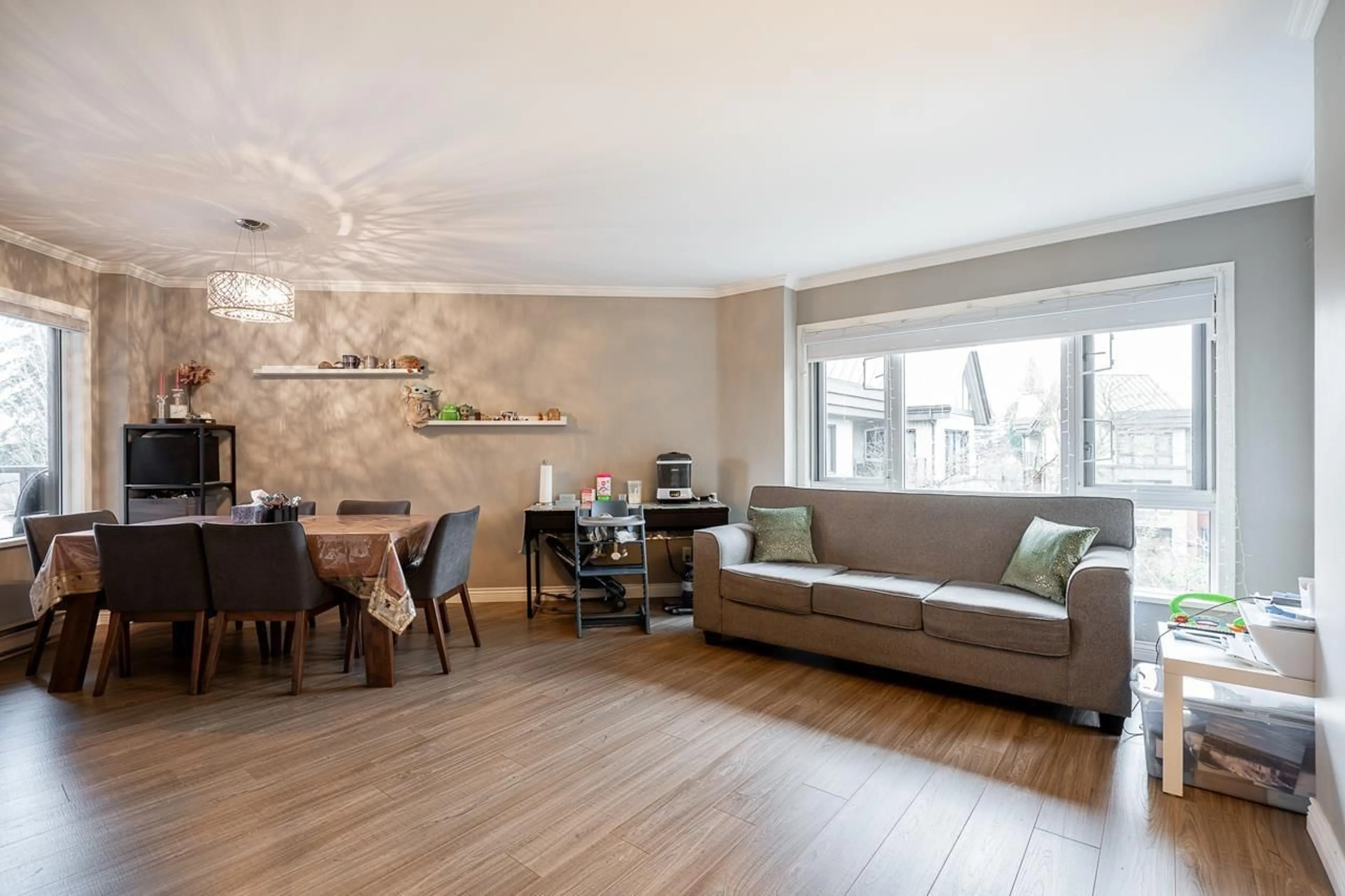 Living room with furniture, wood/laminate floor for 406 - 9978 148, Surrey British Columbia V3R0P9