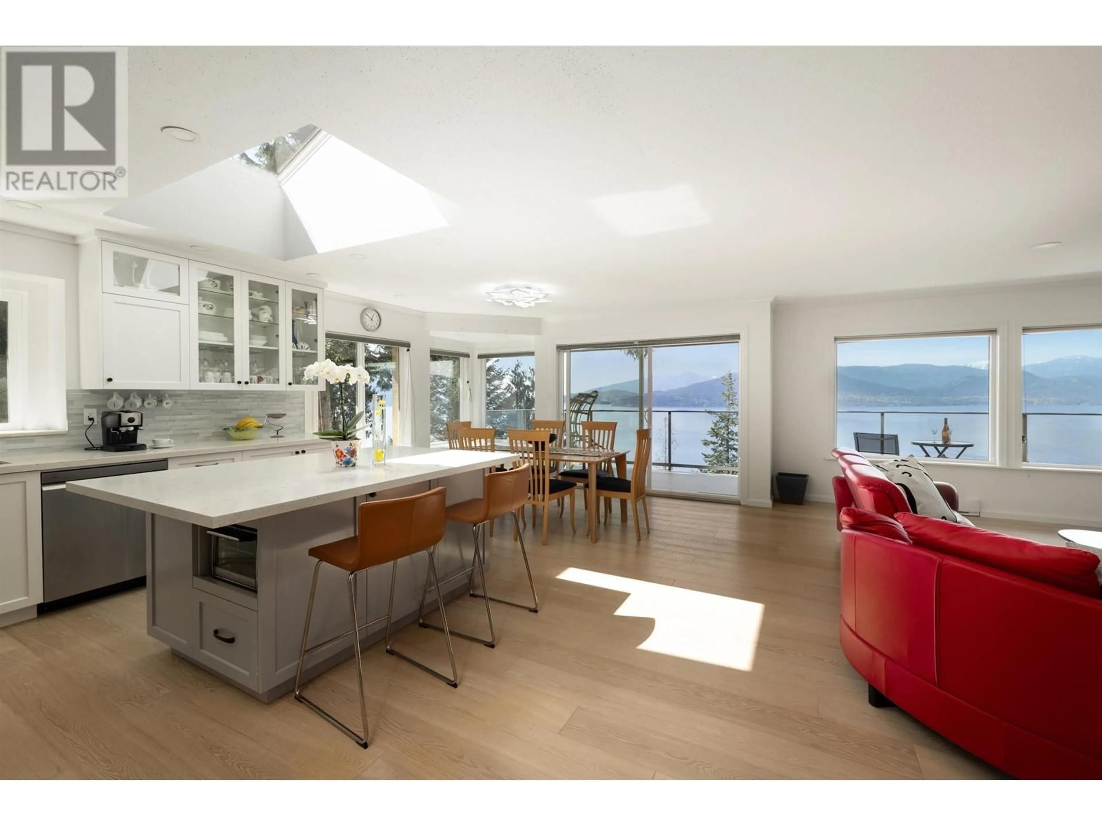Open concept kitchen, ceramic/tile floor for 250 KELVIN GROVE WAY, Lions Bay British Columbia V0N2E0