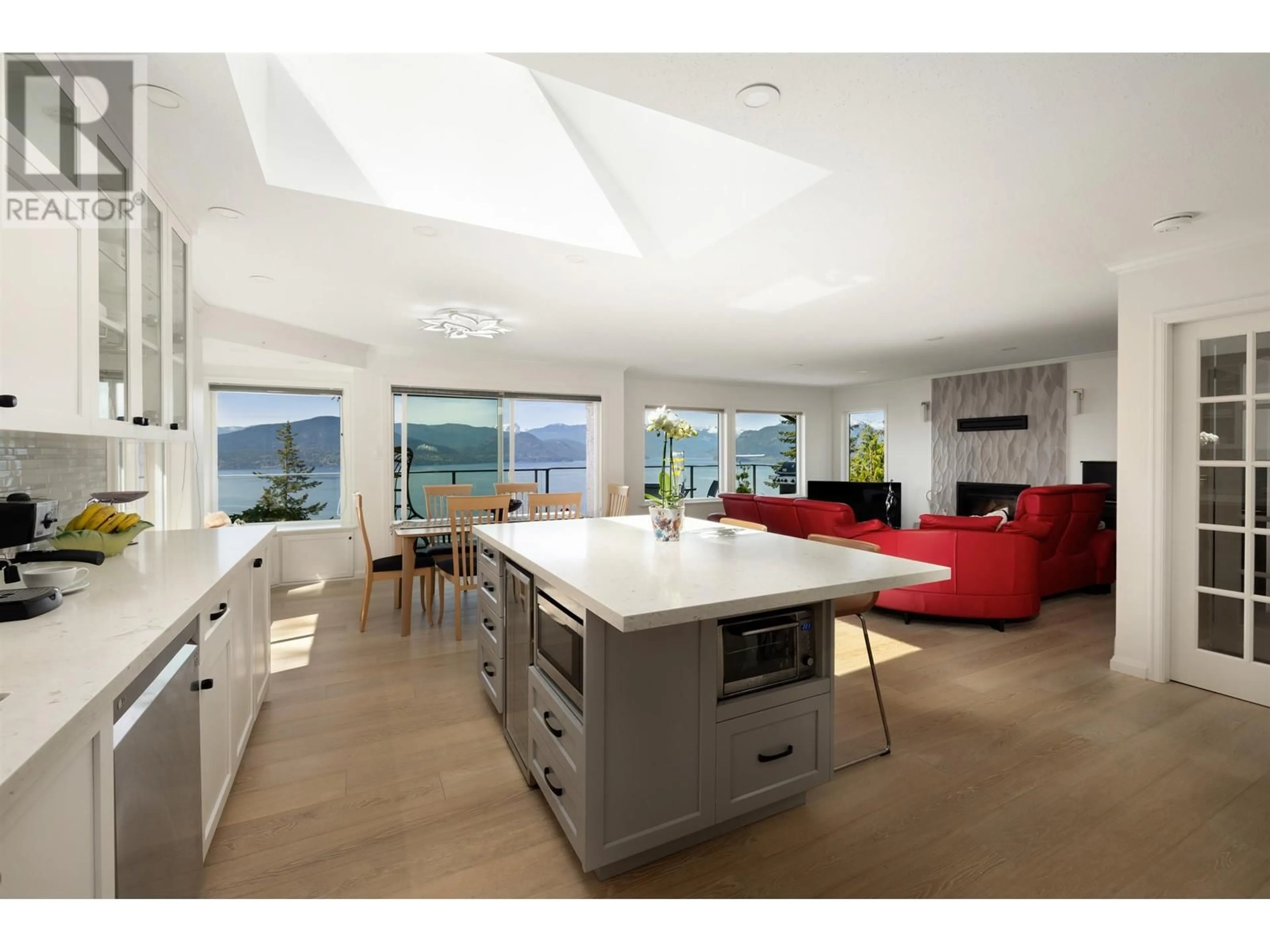 Open concept kitchen, unknown for 250 KELVIN GROVE WAY, Lions Bay British Columbia V0N2E0