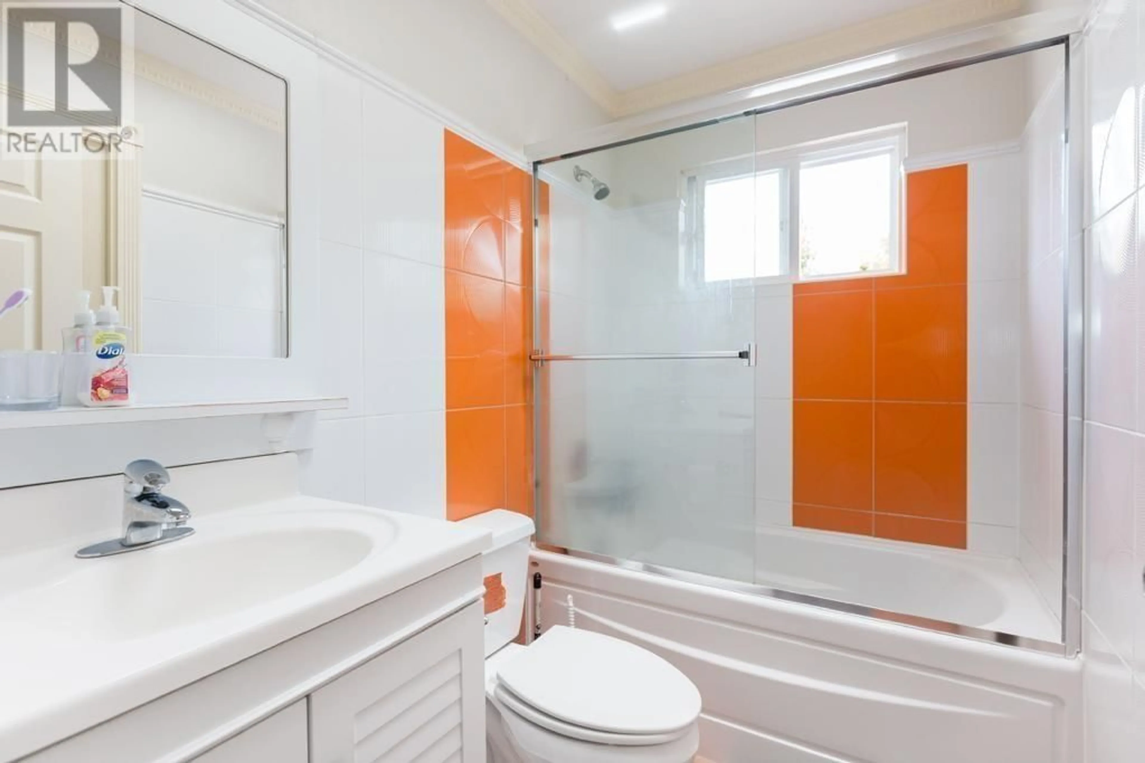 Standard bathroom, ceramic/tile floor for 1505 62ND AVENUE, Vancouver British Columbia V6P2E8