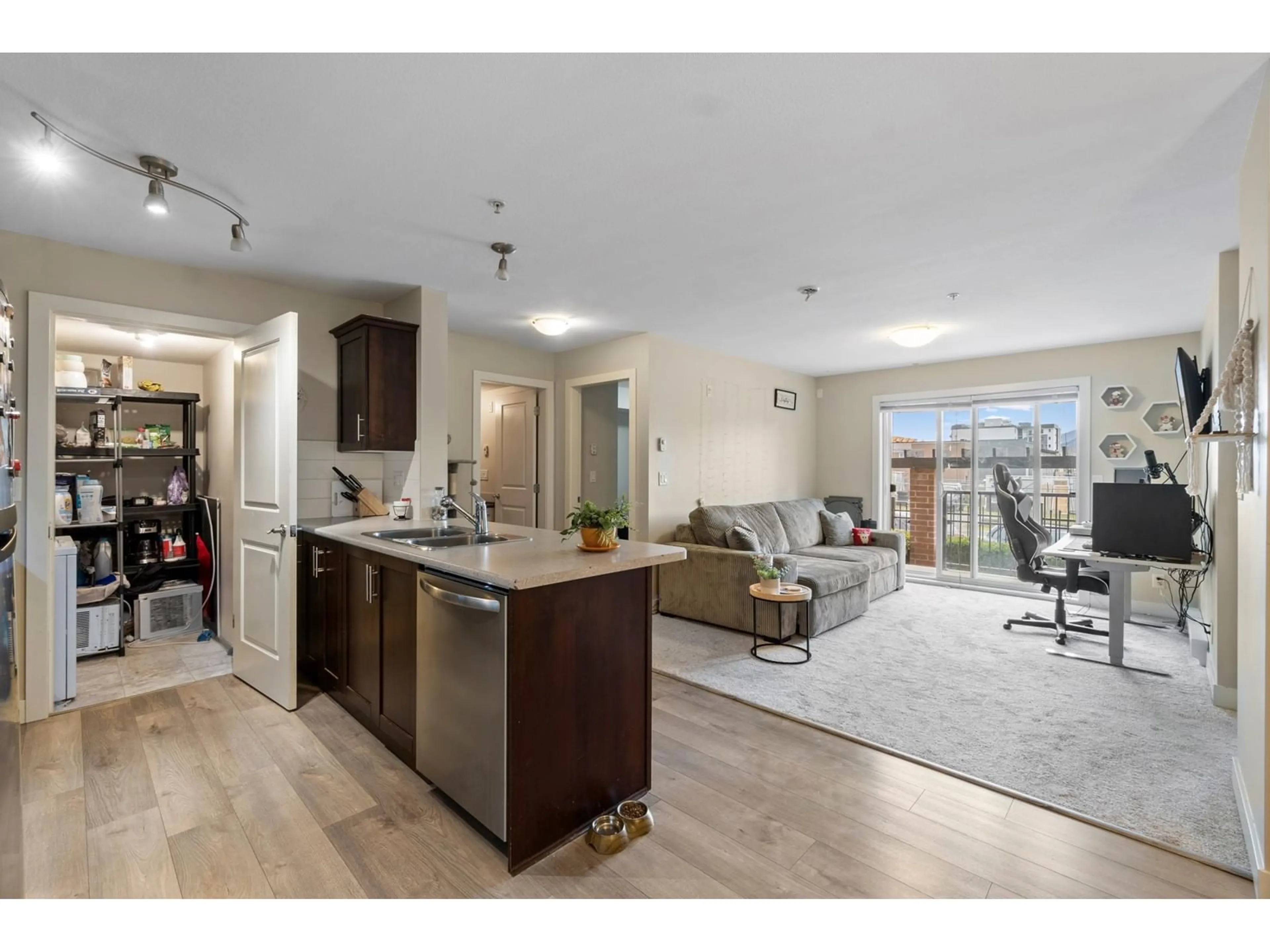 Open concept kitchen, unknown for 108 - 9422 VICTOR STREET, Chilliwack British Columbia V2P0B8