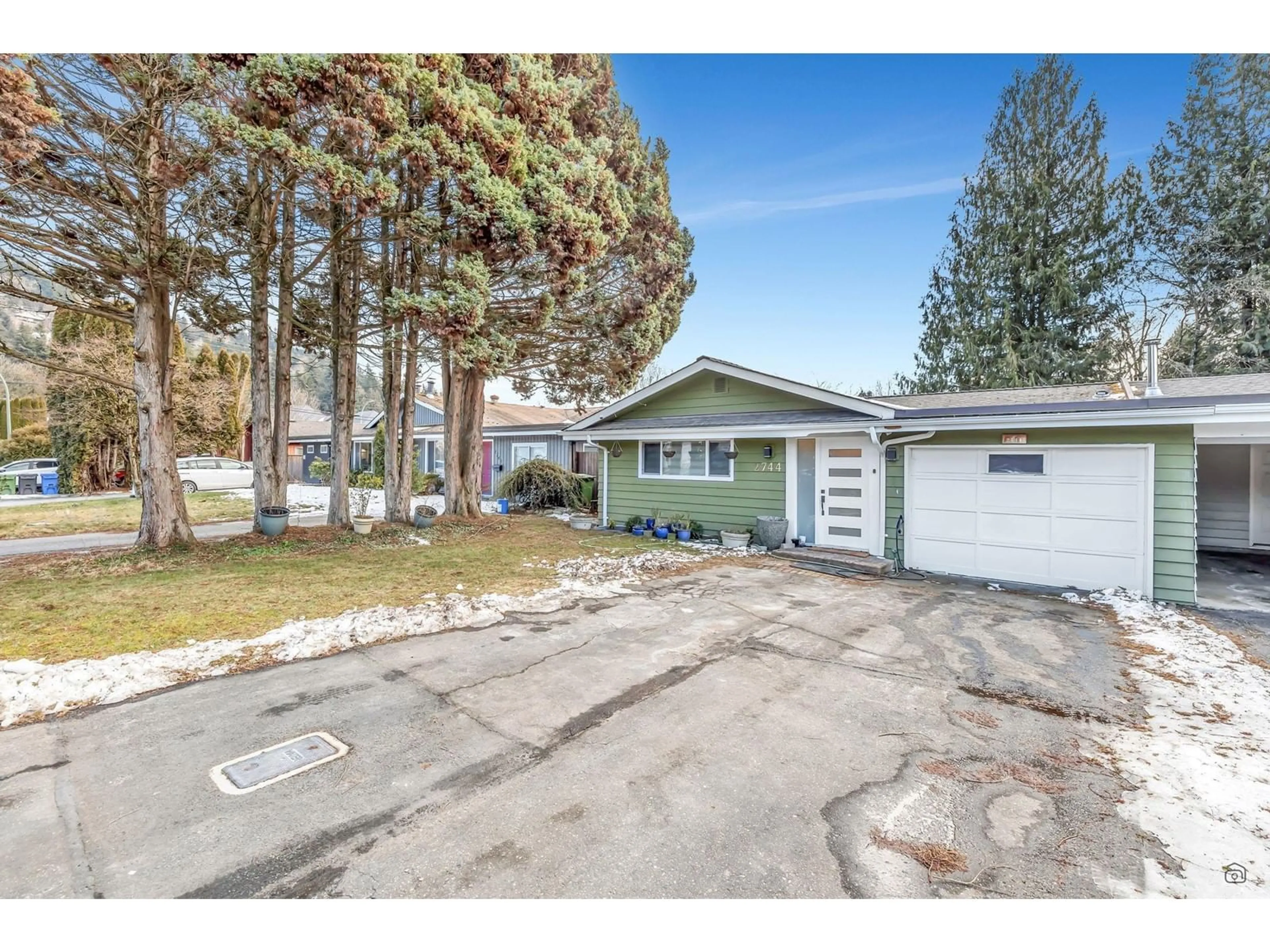 A pic from outside/outdoor area/front of a property/back of a property/a pic from drone, street for 2744 SANDON, Abbotsford British Columbia V2S7J3