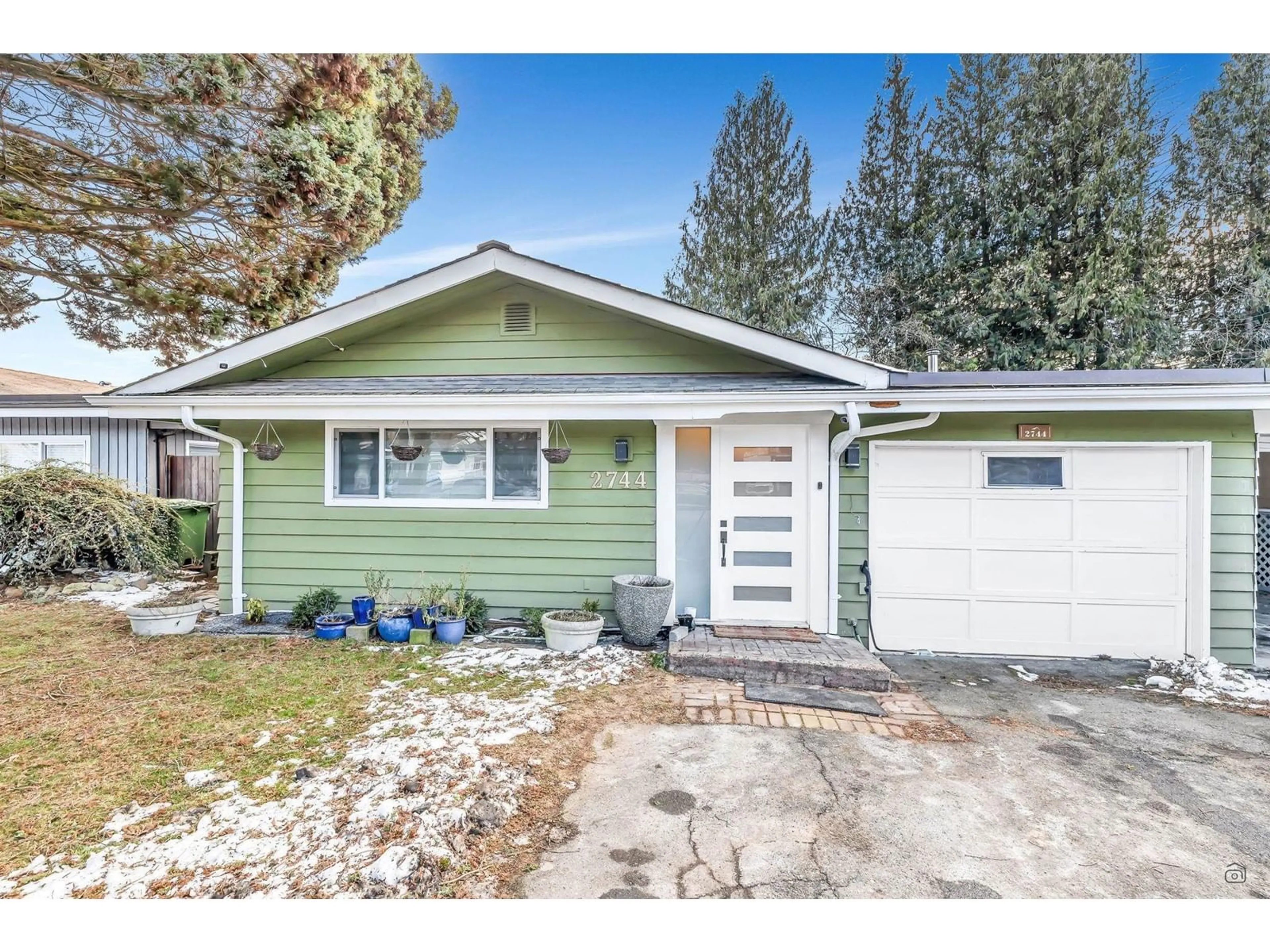 Home with vinyl exterior material, street for 2744 SANDON, Abbotsford British Columbia V2S7J3
