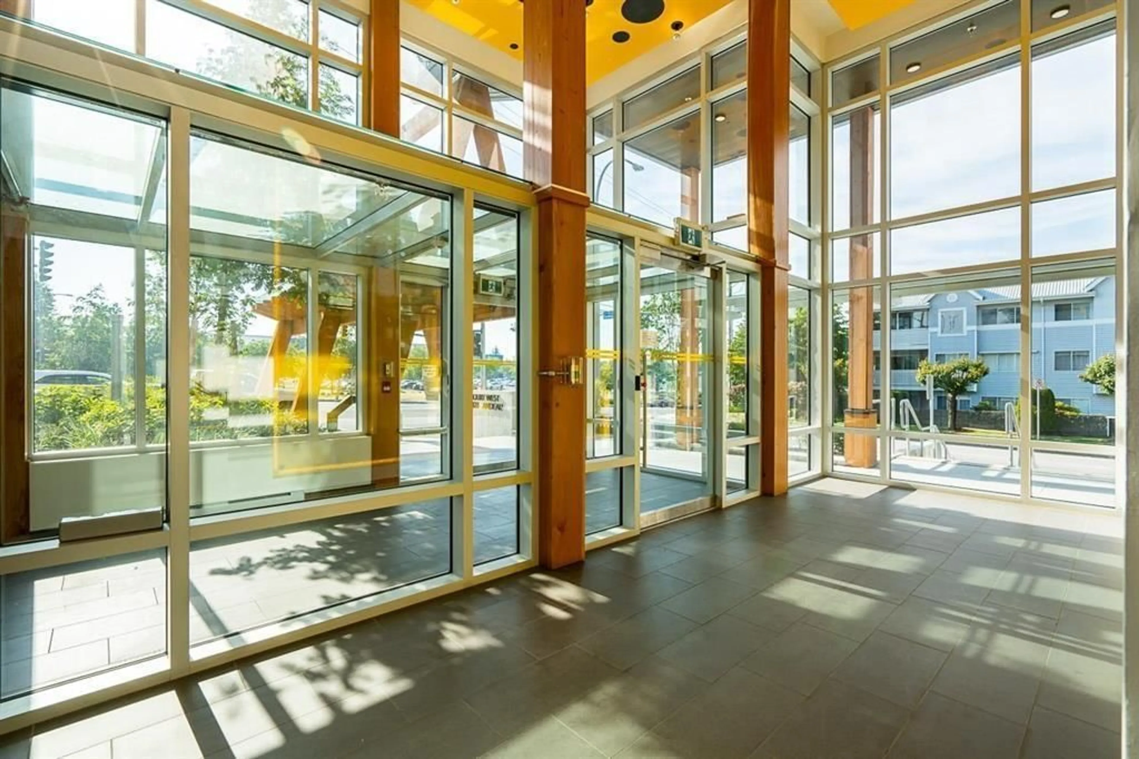 Indoor foyer for 202 - 32828 LANDEAU, Abbotsford British Columbia V2S0M4