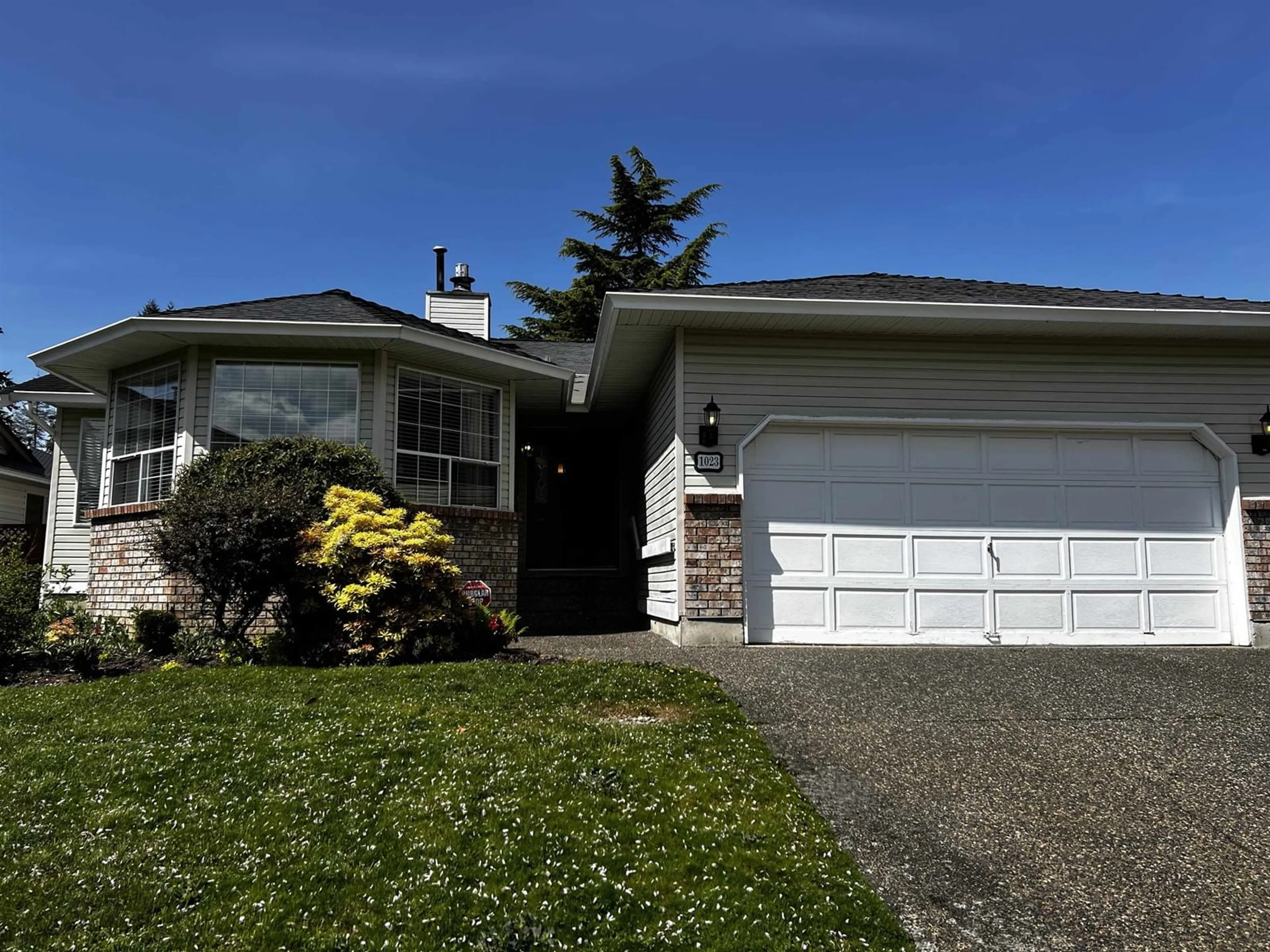 Home with vinyl exterior material, street for 1023 165, Surrey British Columbia V4A9A2
