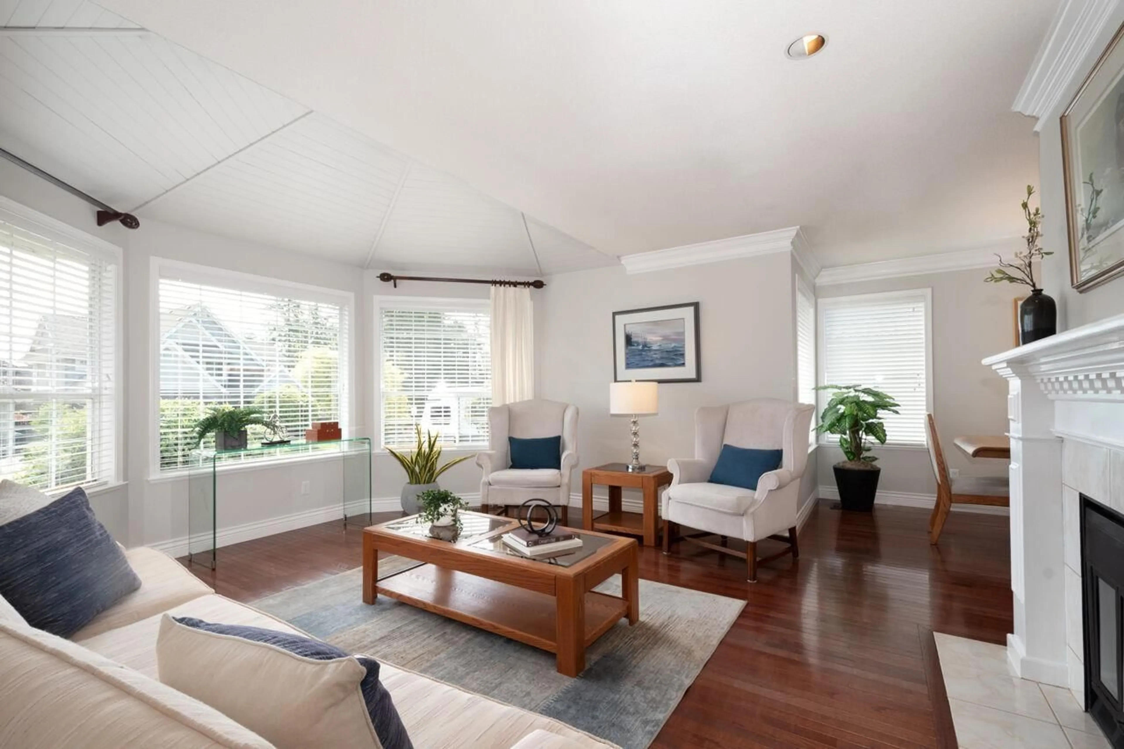 Living room with furniture, wood/laminate floor for 1023 165, Surrey British Columbia V4A9A2