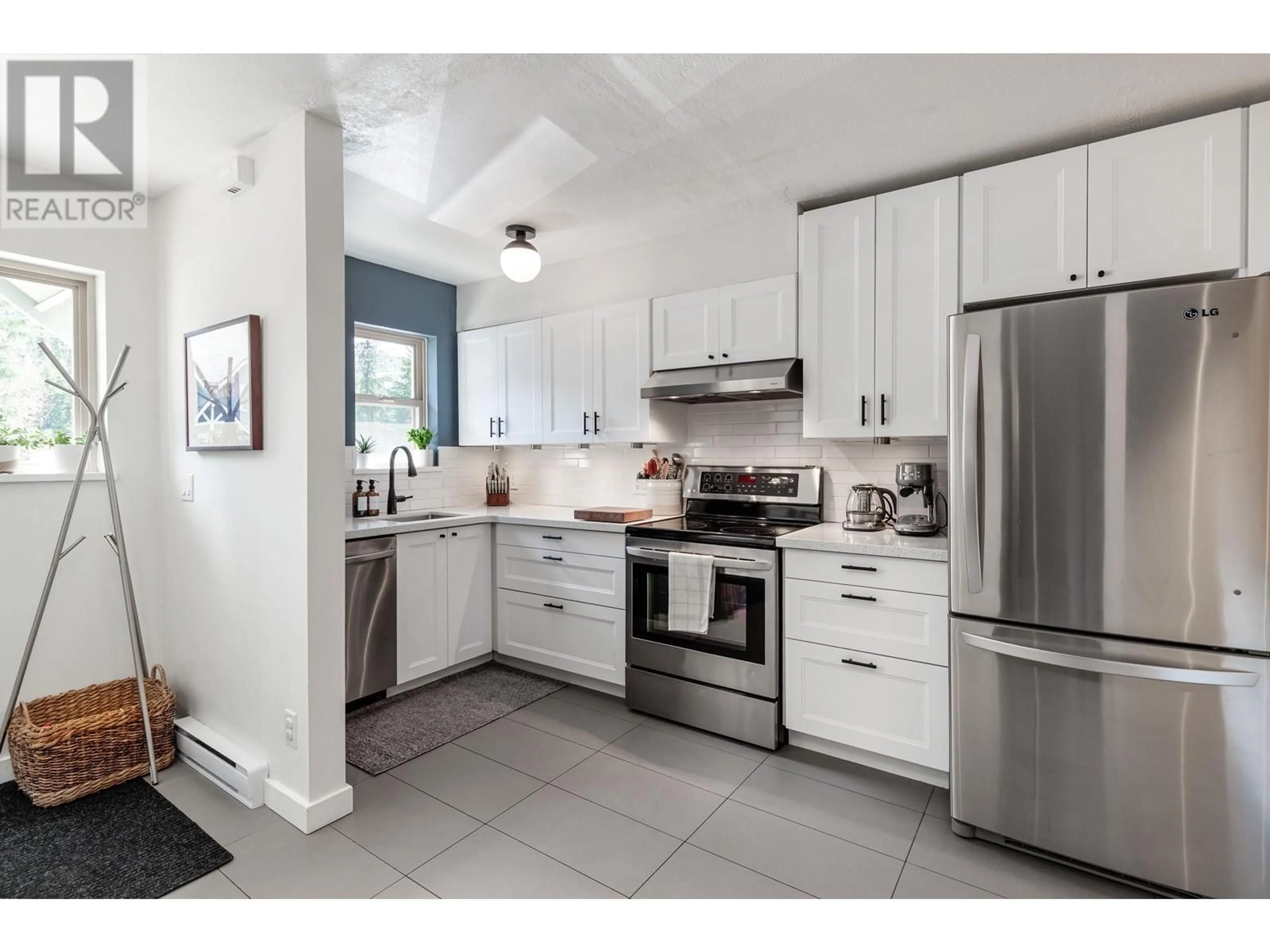 Open concept kitchen, ceramic/tile floor for 9 - 2720 CHEAKAMUS WAY, Whistler British Columbia V8E0M1