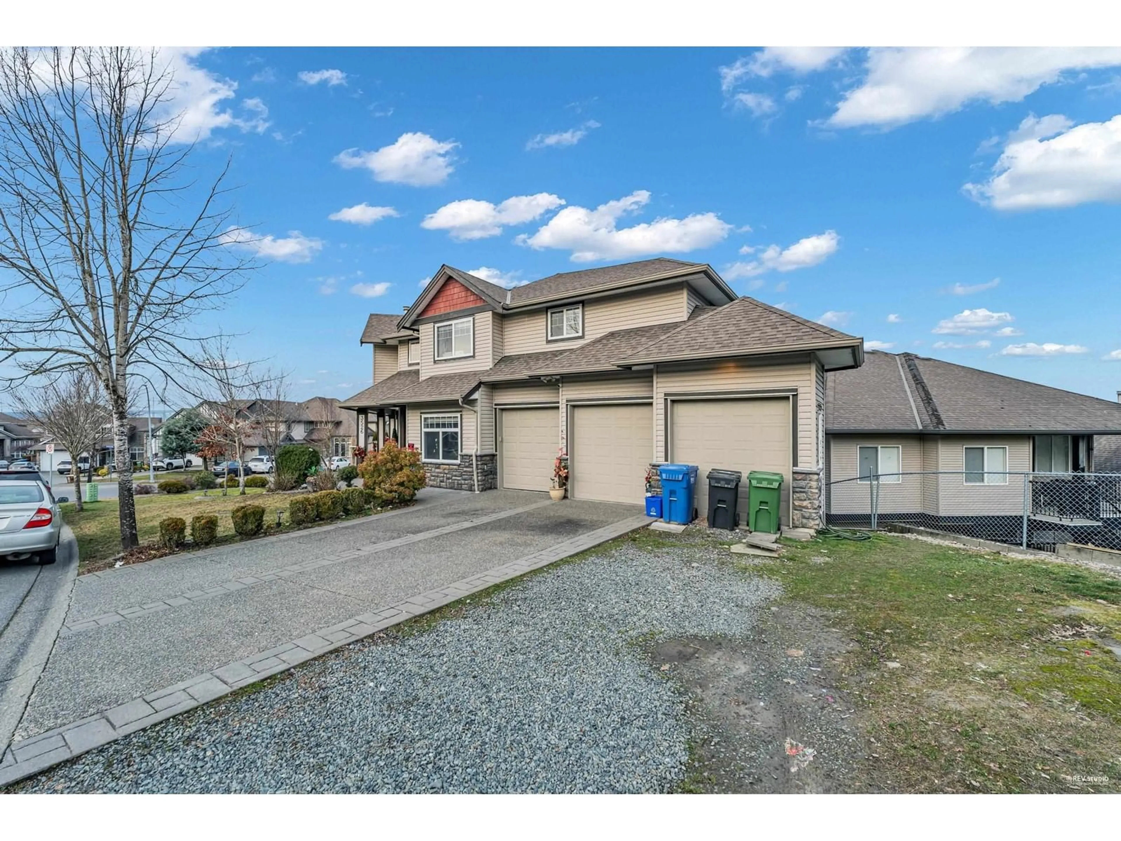 A pic from outside/outdoor area/front of a property/back of a property/a pic from drone, street for 3526 THURSTON, Abbotsford British Columbia V2T6Y1