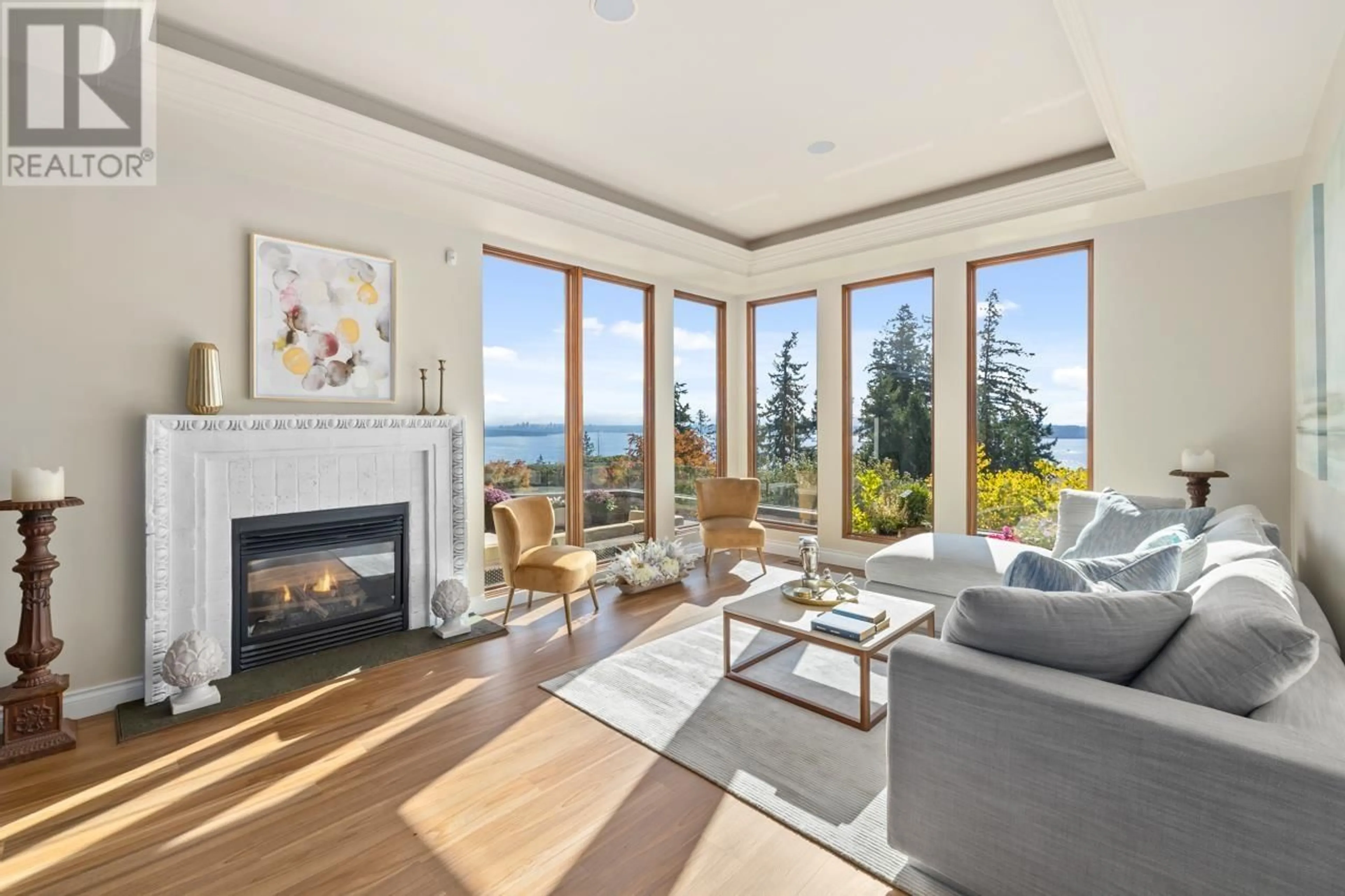 Living room with furniture, unknown for 5401 WEST VISTA COURT, West Vancouver British Columbia V7W3G8