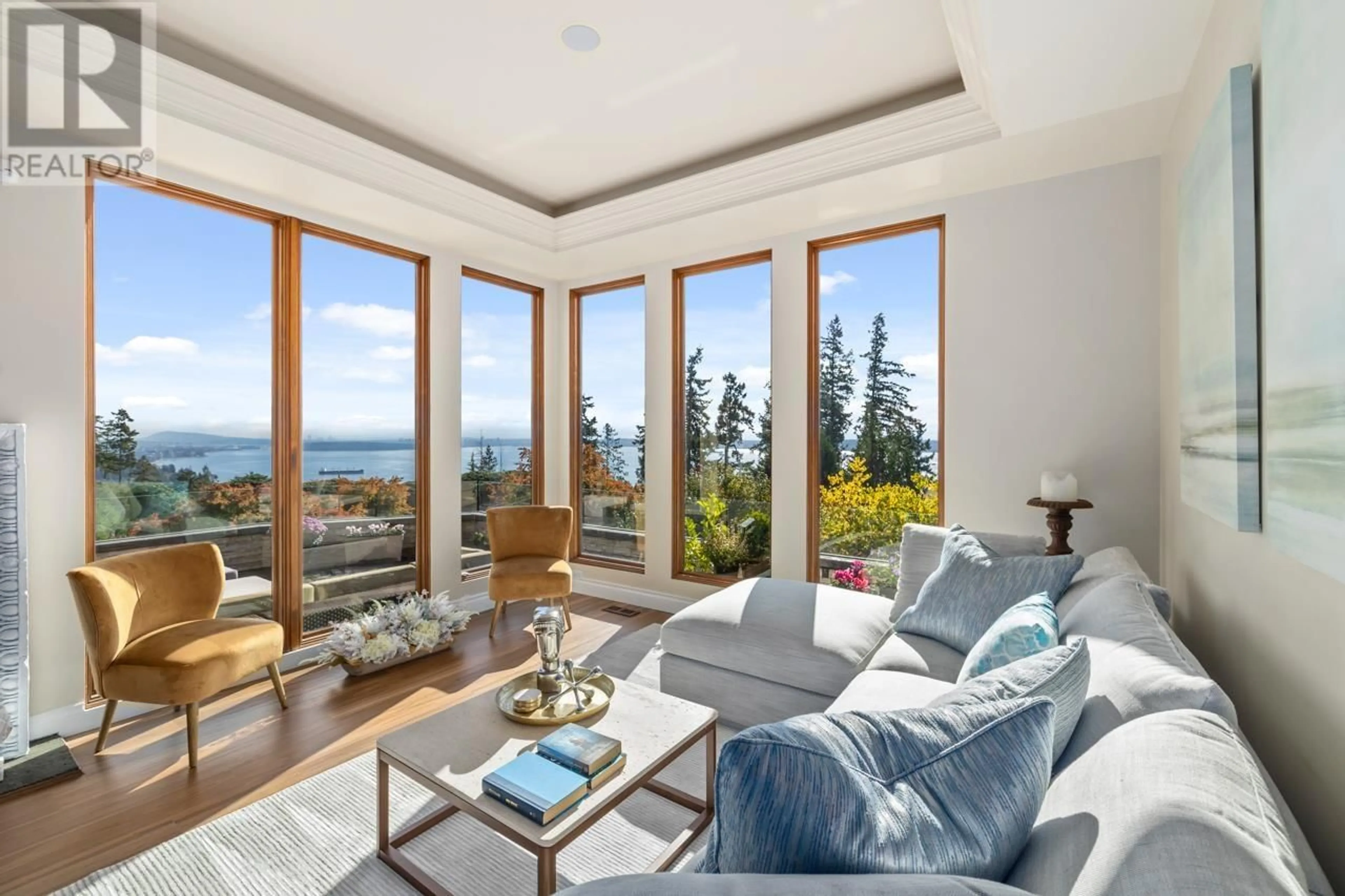 Living room with furniture, unknown for 5401 WEST VISTA COURT, West Vancouver British Columbia V7W3G8