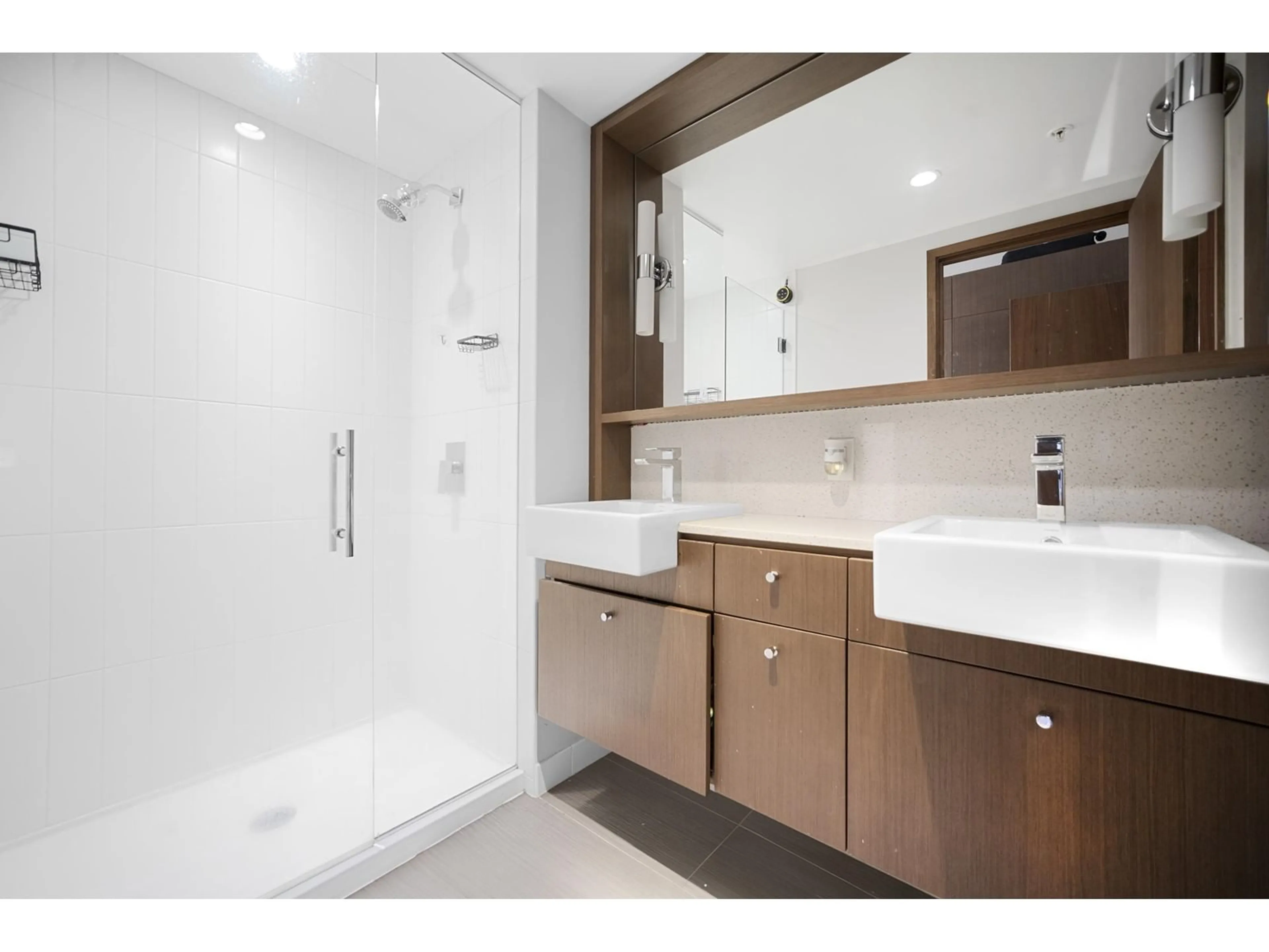 Standard bathroom, ceramic/tile floor for 2308 - 13495 CENTRAL, Surrey British Columbia V3T0K2