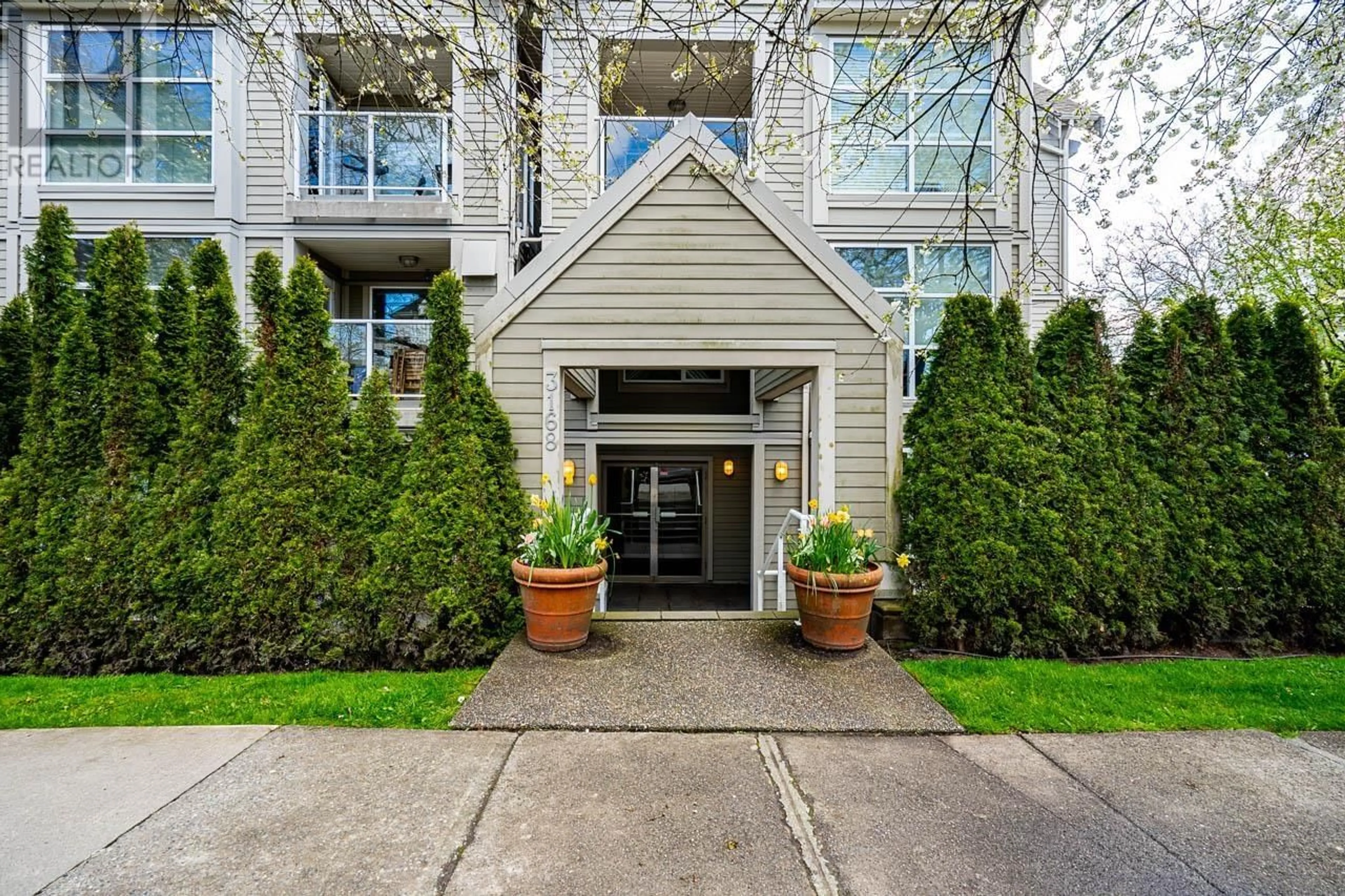 Indoor entryway for 302 - 3168 LAUREL STREET, Vancouver British Columbia V5Z3T8