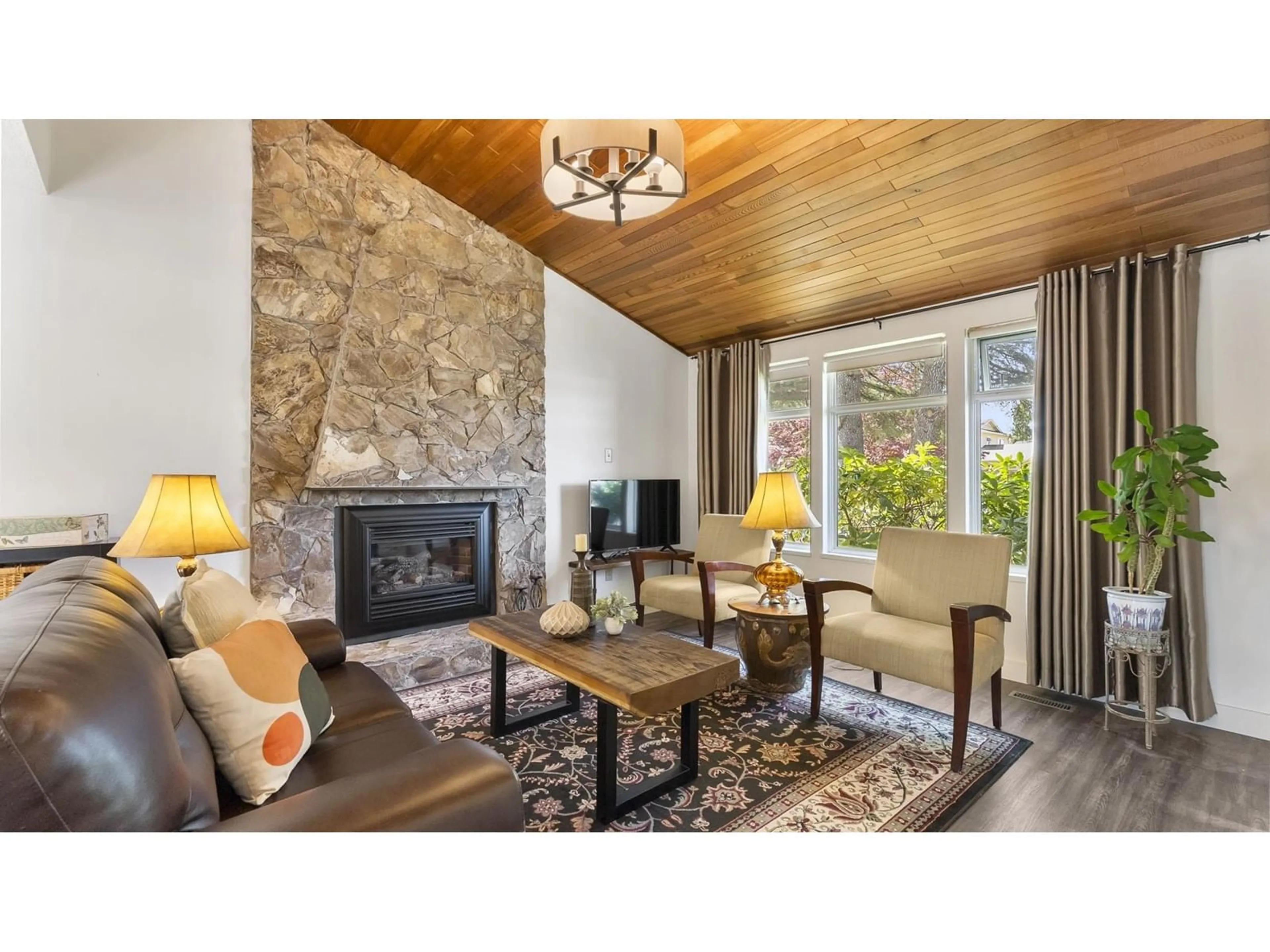 Living room with furniture, wood/laminate floor for 9298 212B, Langley British Columbia V1M1K9