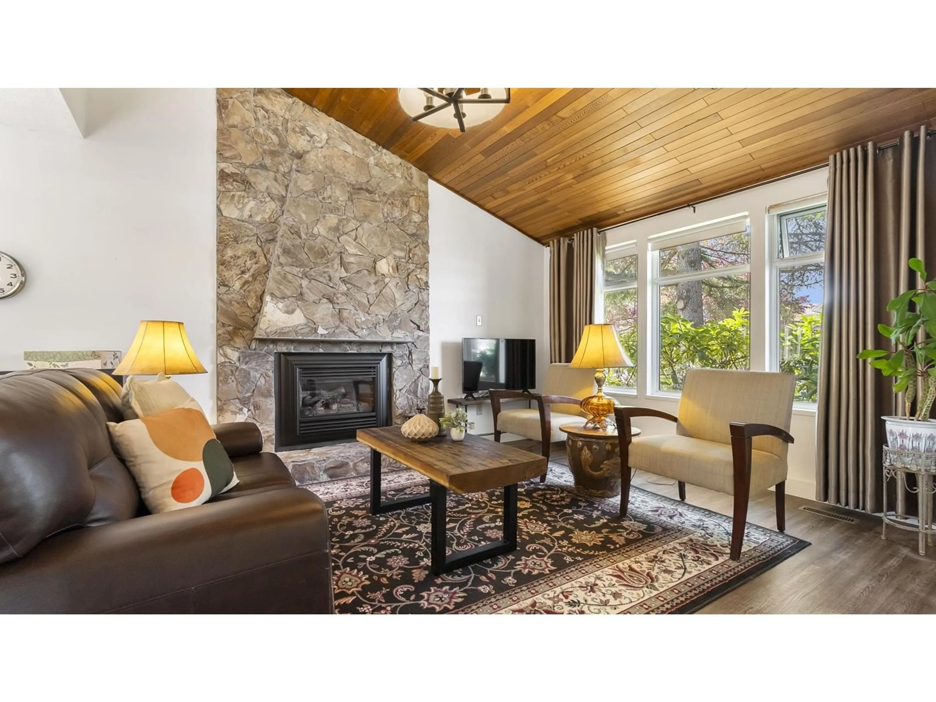Living room with furniture, wood/laminate floor for 9298 212B, Langley British Columbia V1M1K9