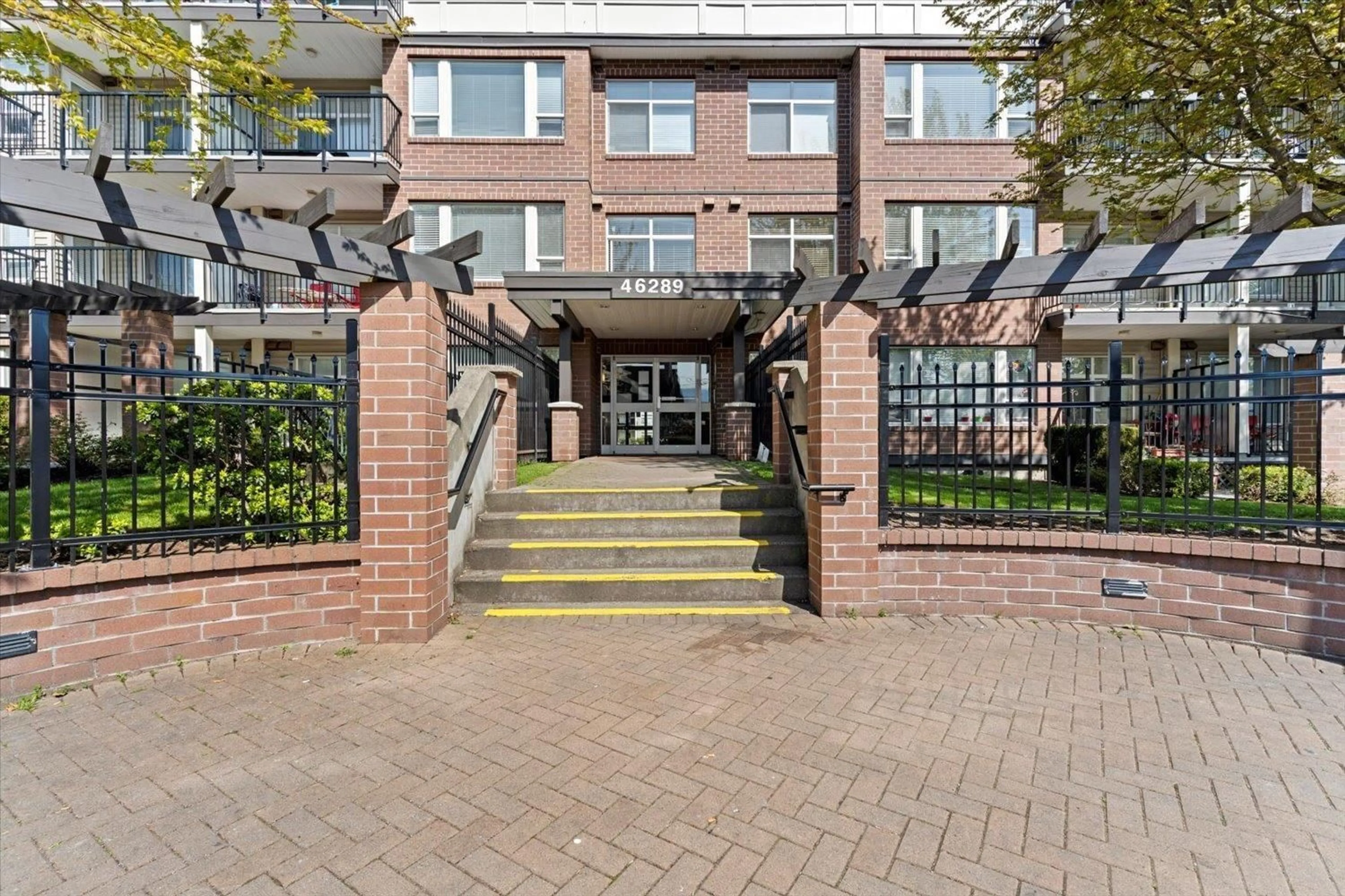 Indoor foyer for 404 - 46289 YALE ROAD, Chilliwack British Columbia V2P0B9