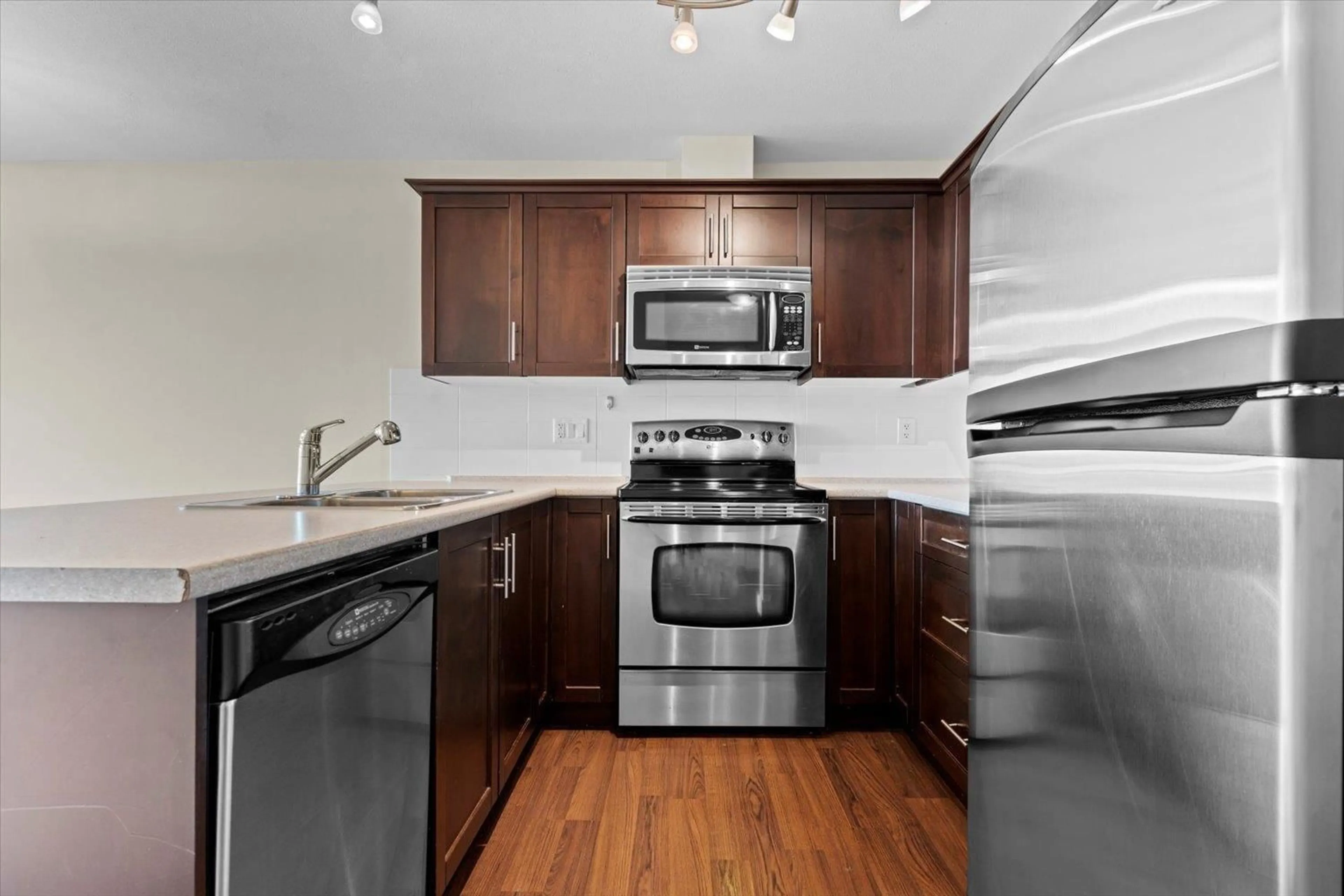 Standard kitchen, unknown for 404 - 46289 YALE ROAD, Chilliwack British Columbia V2P0B9