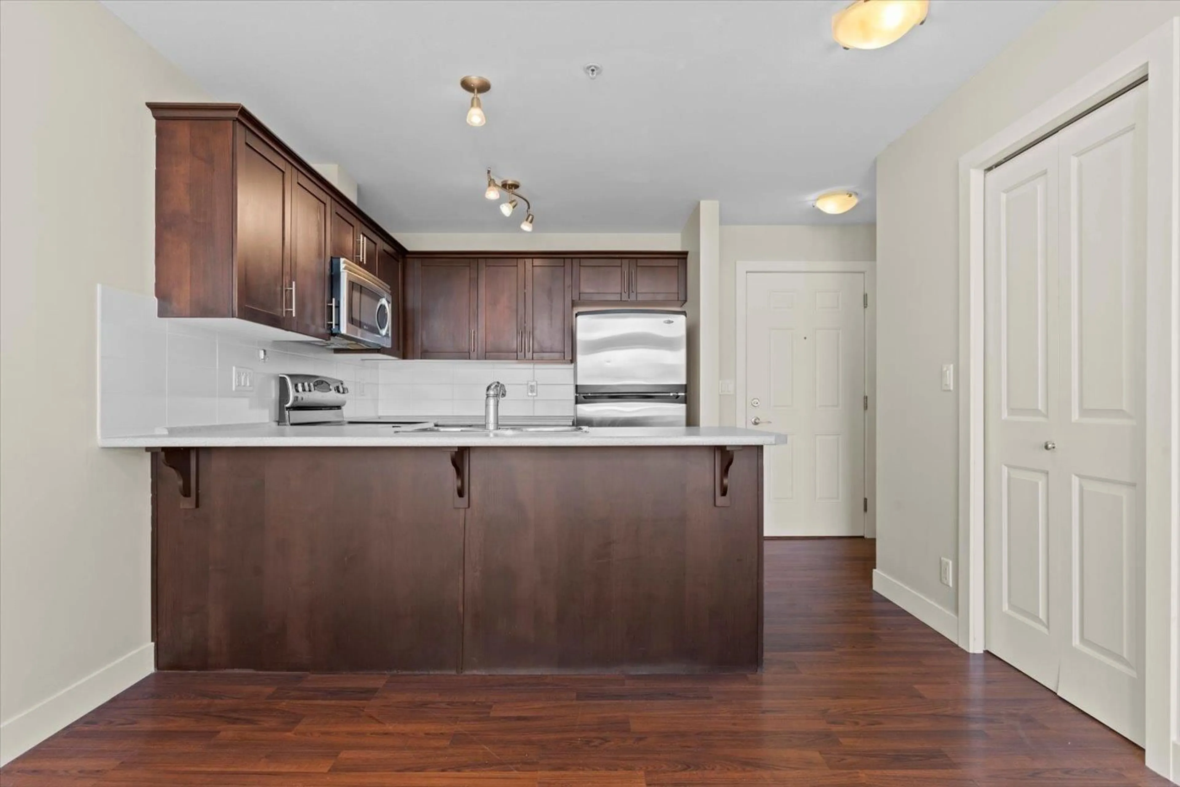 Open concept kitchen, wood/laminate floor for 404 - 46289 YALE ROAD, Chilliwack British Columbia V2P0B9