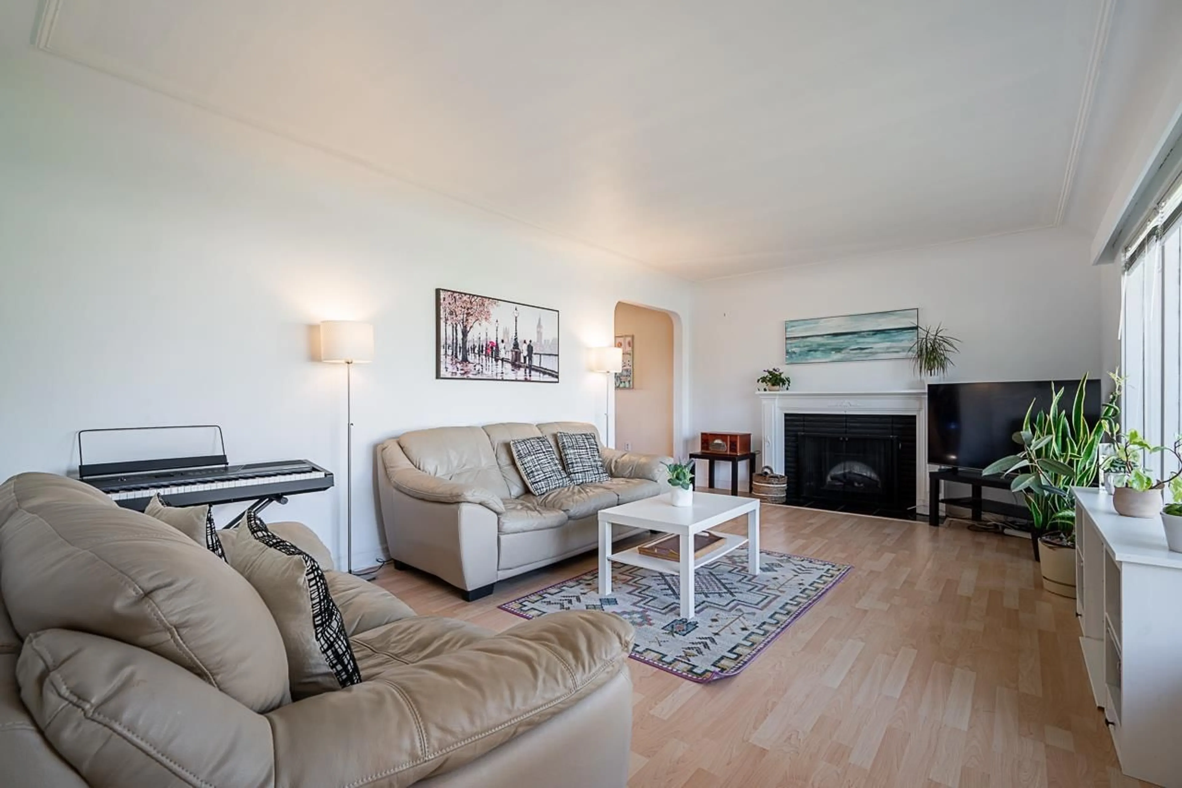 Living room with furniture, wood/laminate floor for 10765 141A, Surrey British Columbia V3T4R6