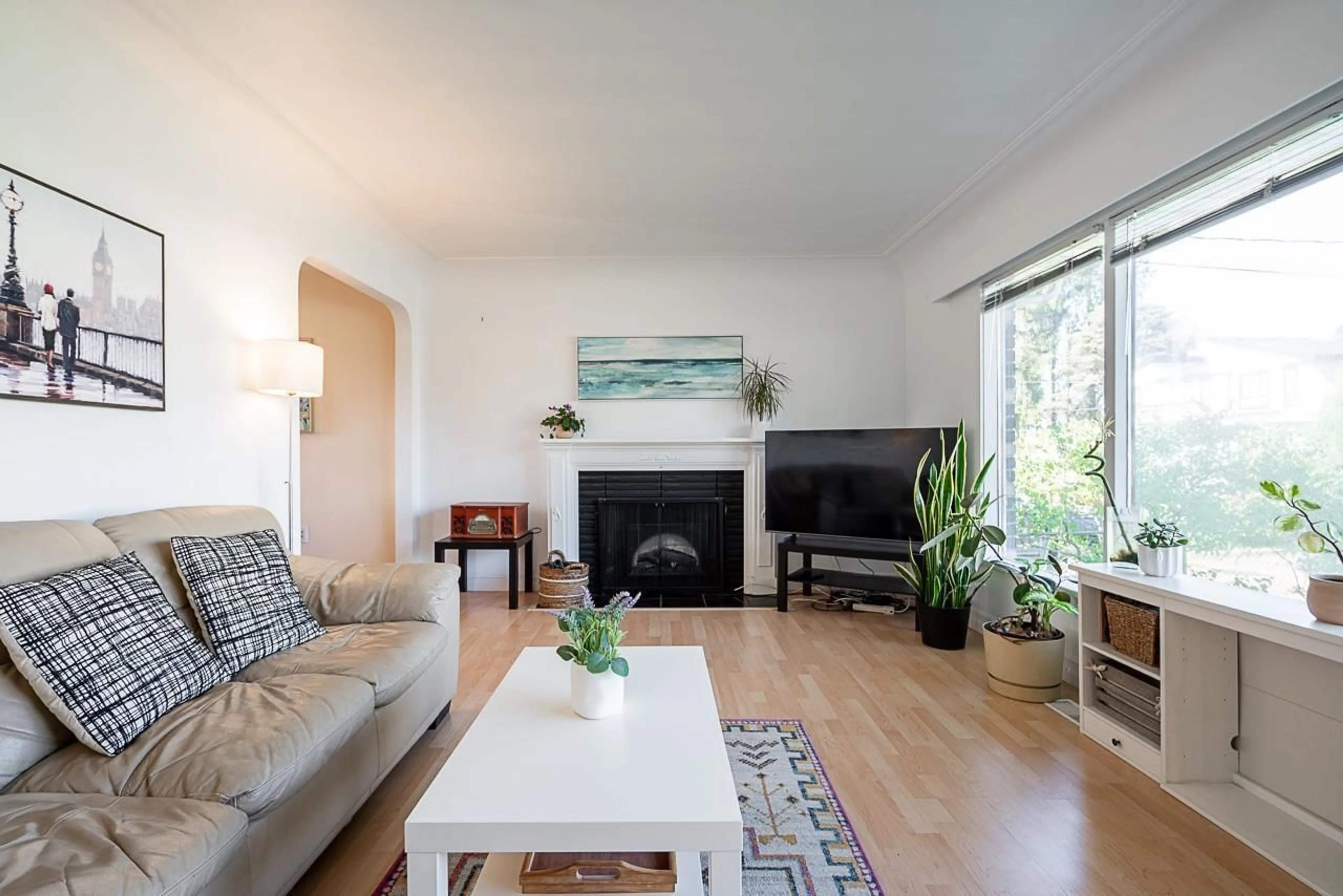 Living room with furniture, wood/laminate floor for 10765 141A, Surrey British Columbia V3T4R6