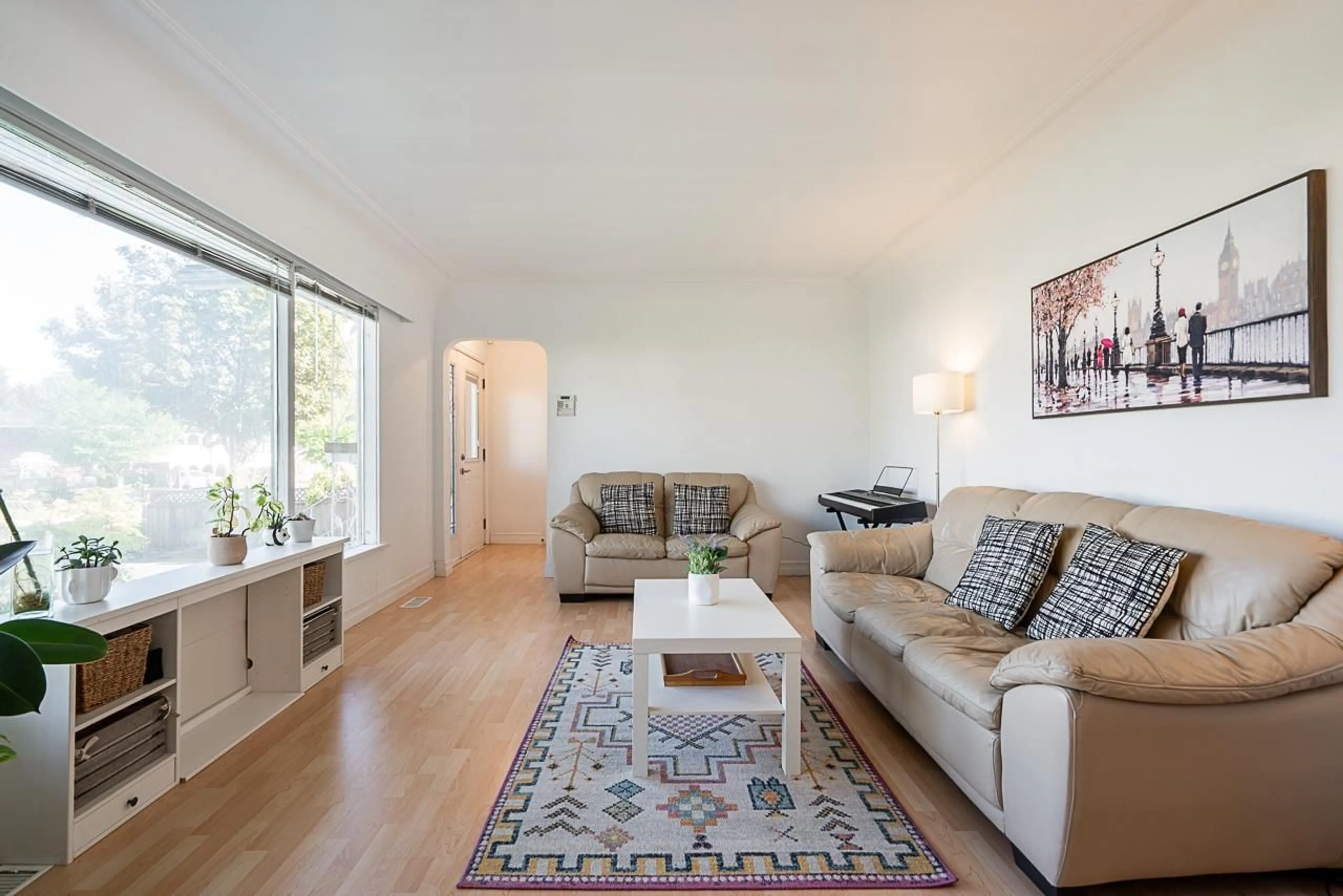 Living room with furniture, wood/laminate floor for 10765 141A, Surrey British Columbia V3T4R6