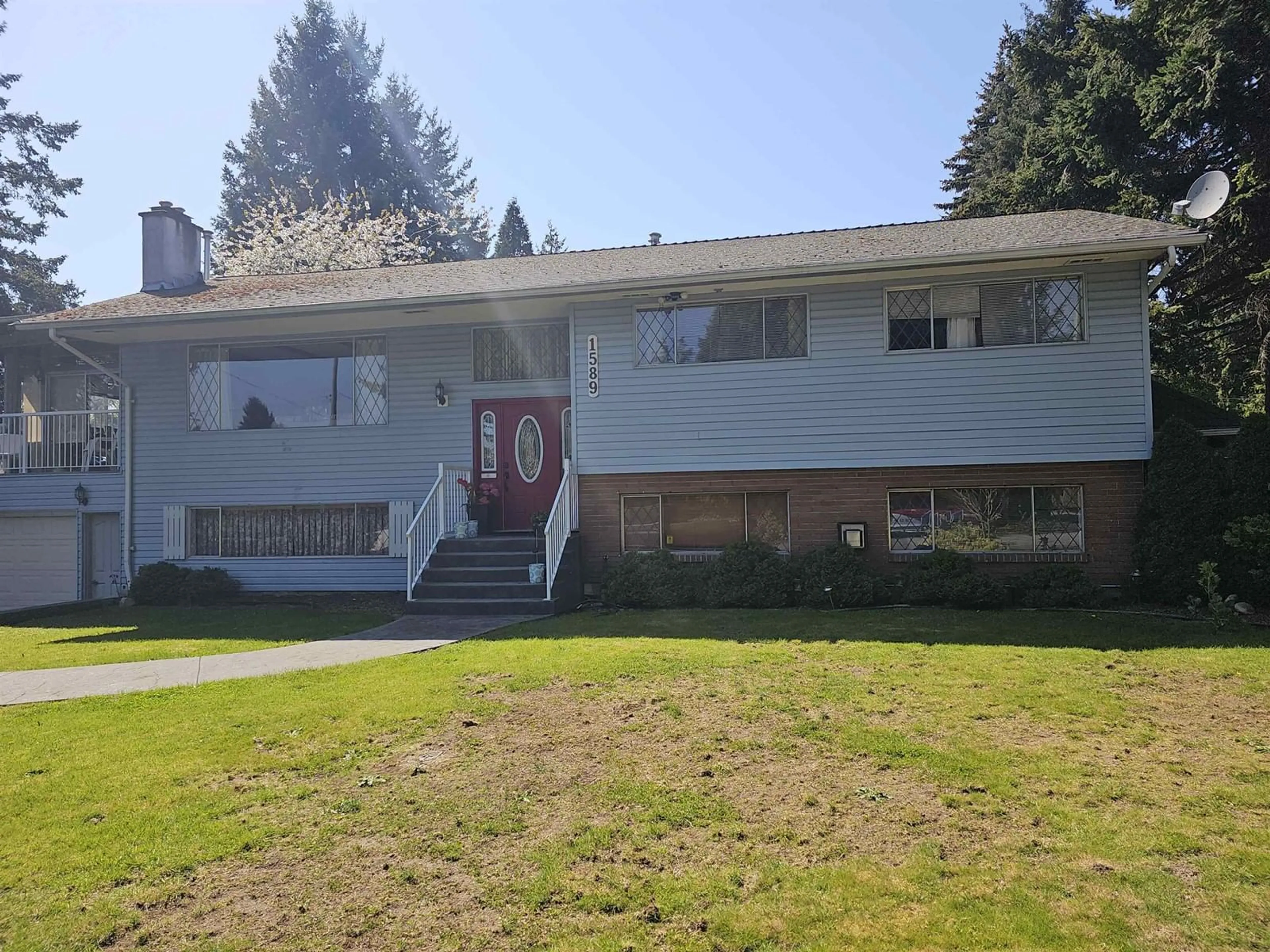 Home with vinyl exterior material, street for 1589 LANCASTER, White Rock British Columbia V4B3B6