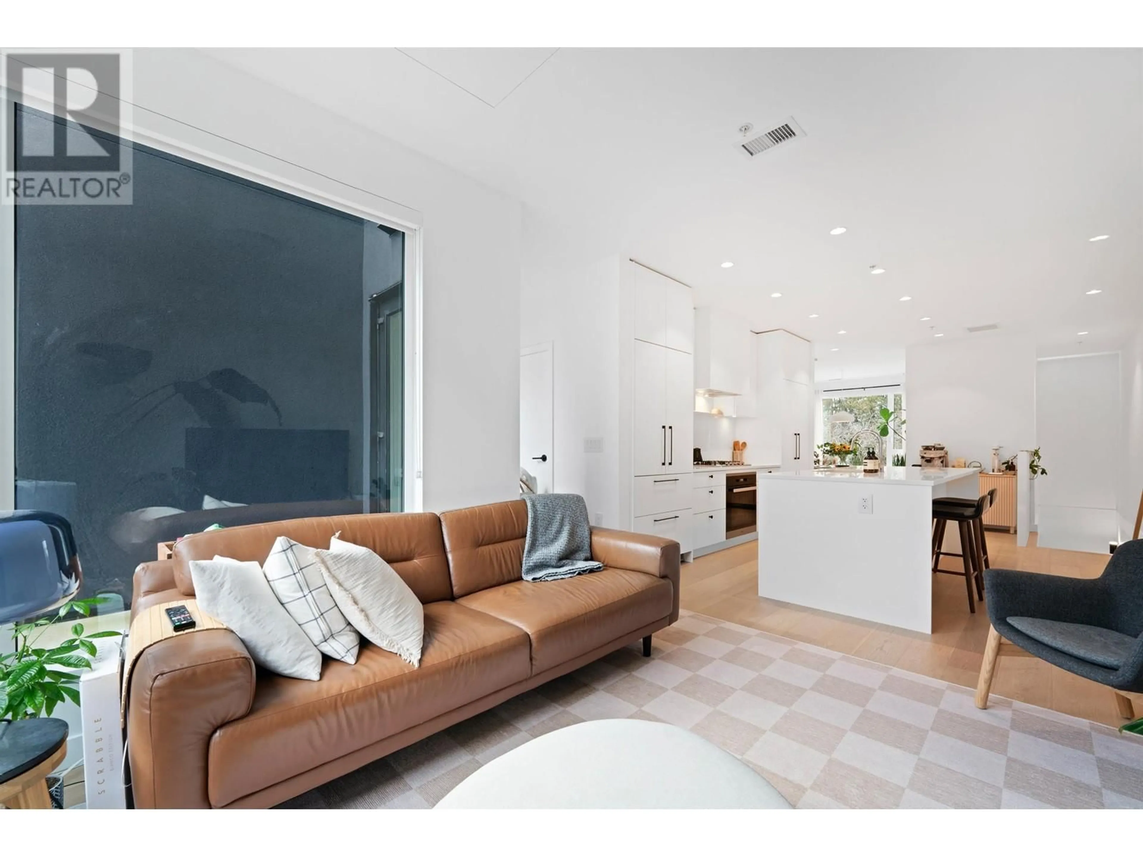 Living room with furniture, ceramic/tile floor for 46 KING EDWARD AVENUE, Vancouver British Columbia V5Y0N6