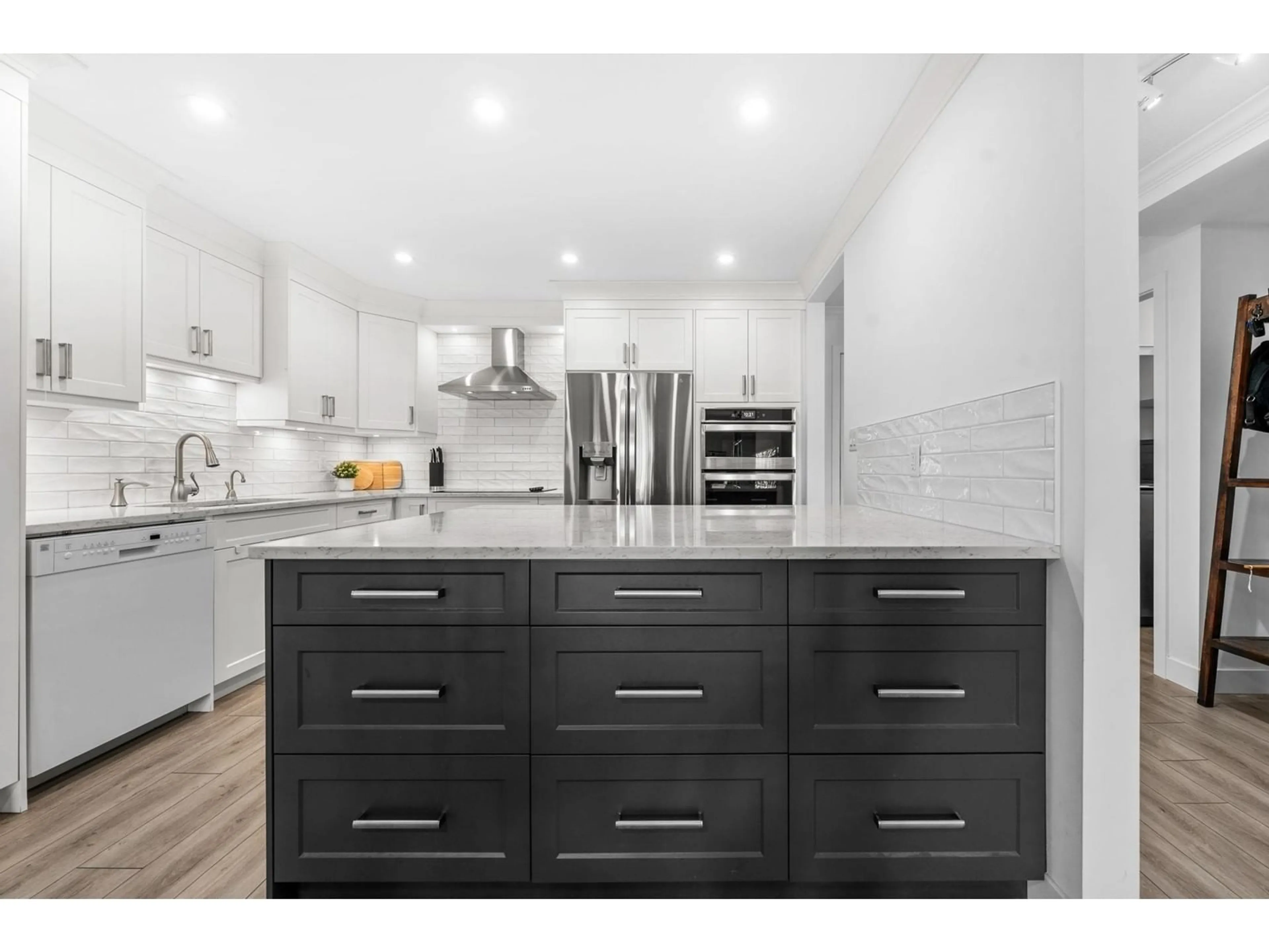 Contemporary kitchen, wood/laminate floor for 212 - 5375 205, Langley British Columbia V3A7V7
