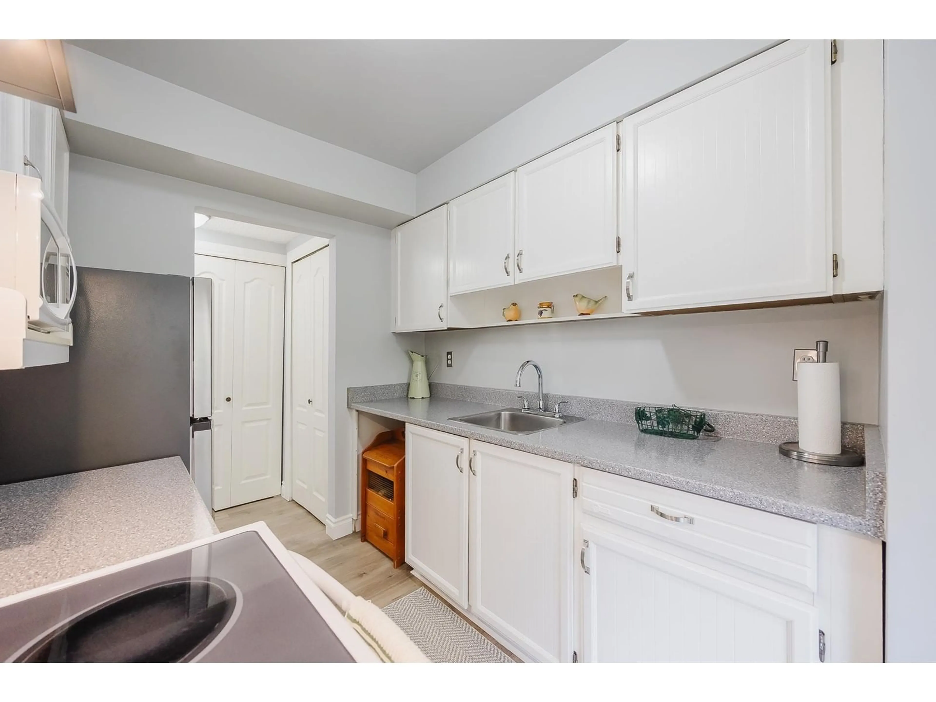 Standard kitchen, unknown for 65 - 9370 122, Surrey British Columbia V3V4L6